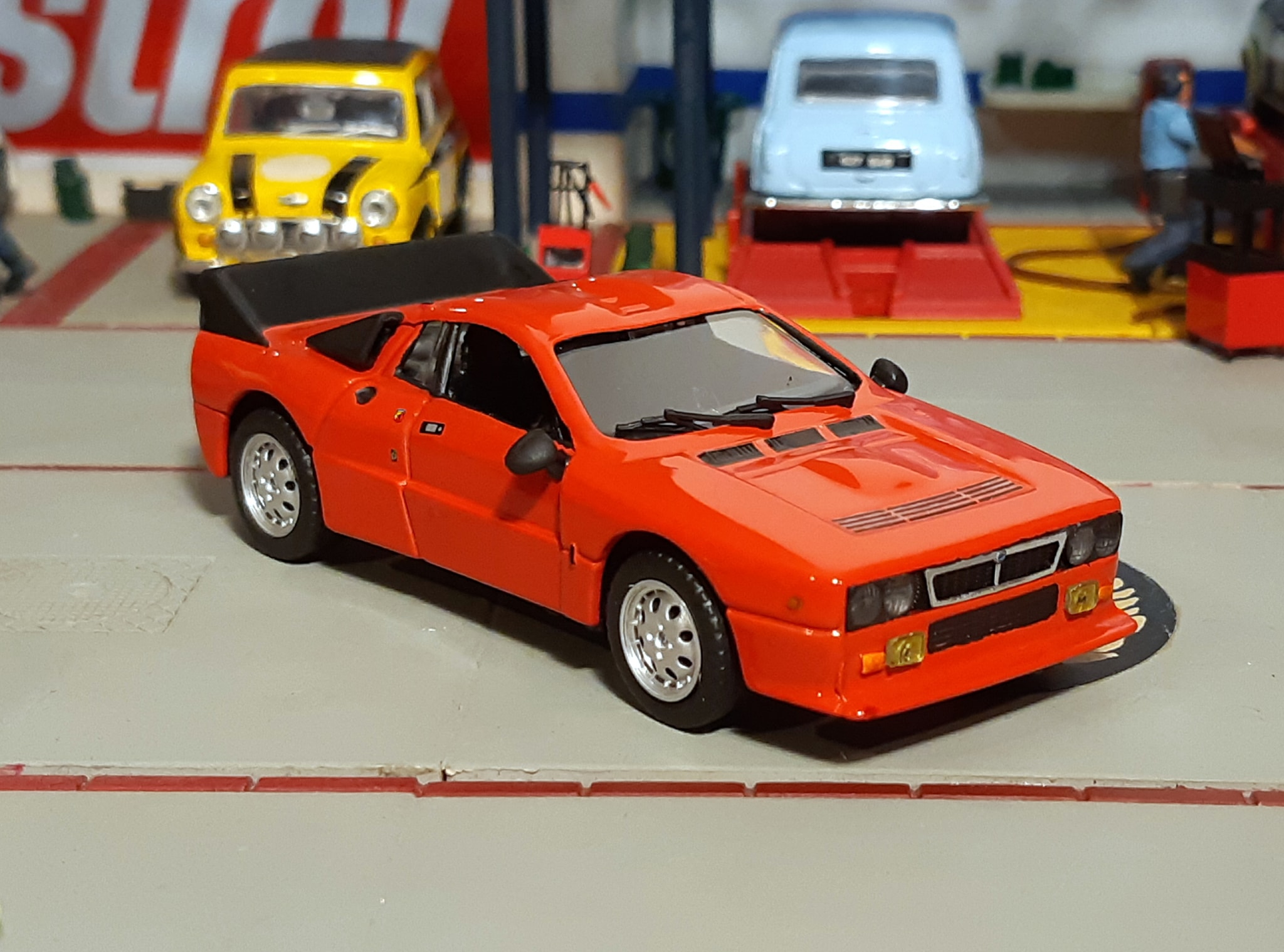 M I N I L A U D O Lancia 037 Rally Stradale 1982 in 1.64 scale