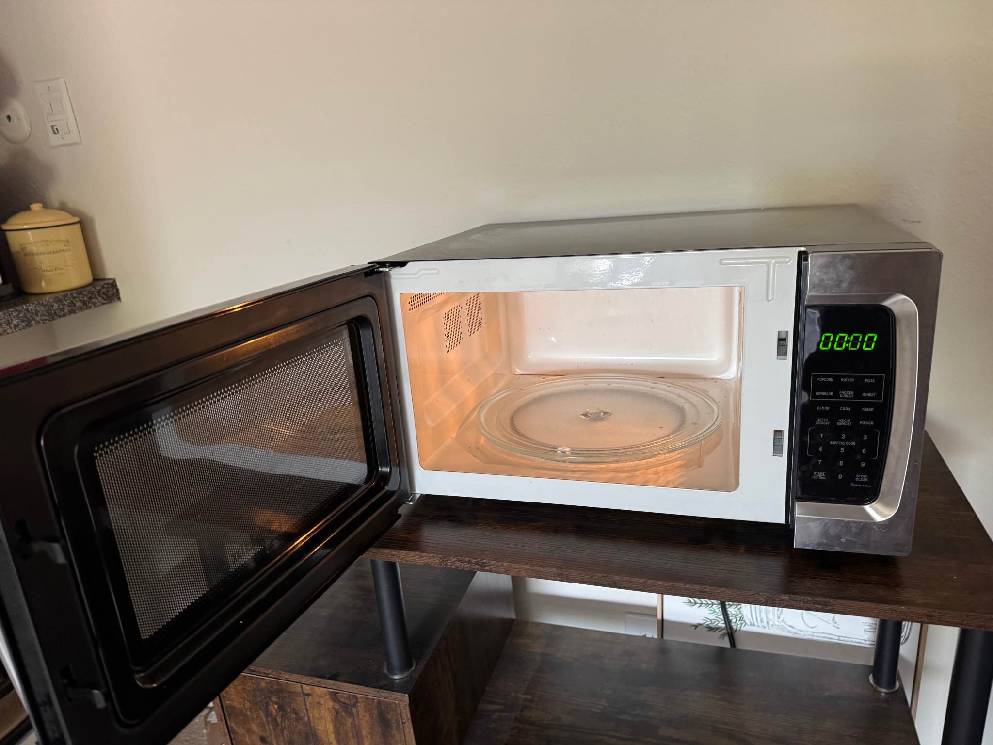 Countertop Microwave - Proctor Silex 18” - Microwave Ovens - Highland