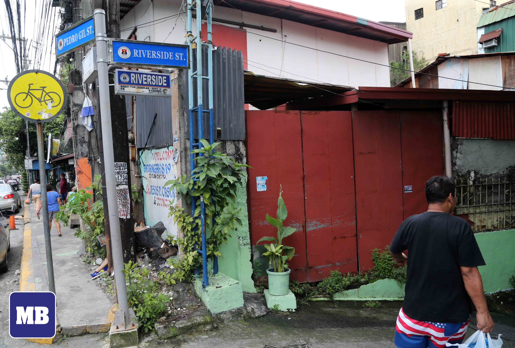 MANILA - LOOK: A cluster of overlapping street signs is seen at the ...