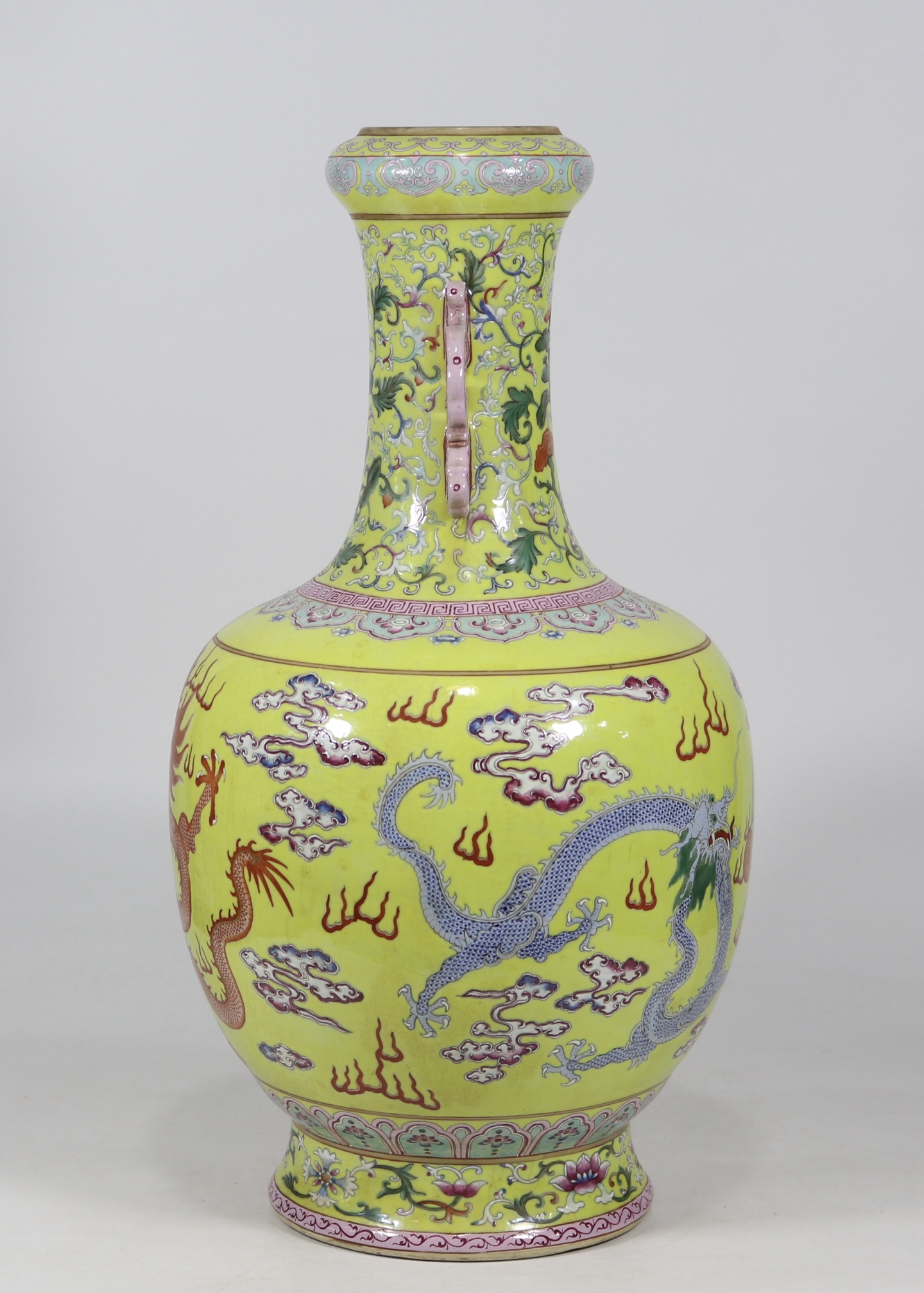 珍藏清乾隆年製黃底粉彩三龍紋雙耳蒜頭瓶尺寸：高51.2cm 肚寬24.5cm