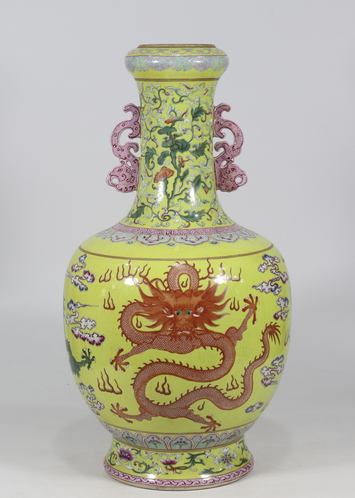 珍藏清乾隆年製黃底粉彩三龍紋雙耳蒜頭瓶尺寸：高51.2cm 肚寬24.5cm