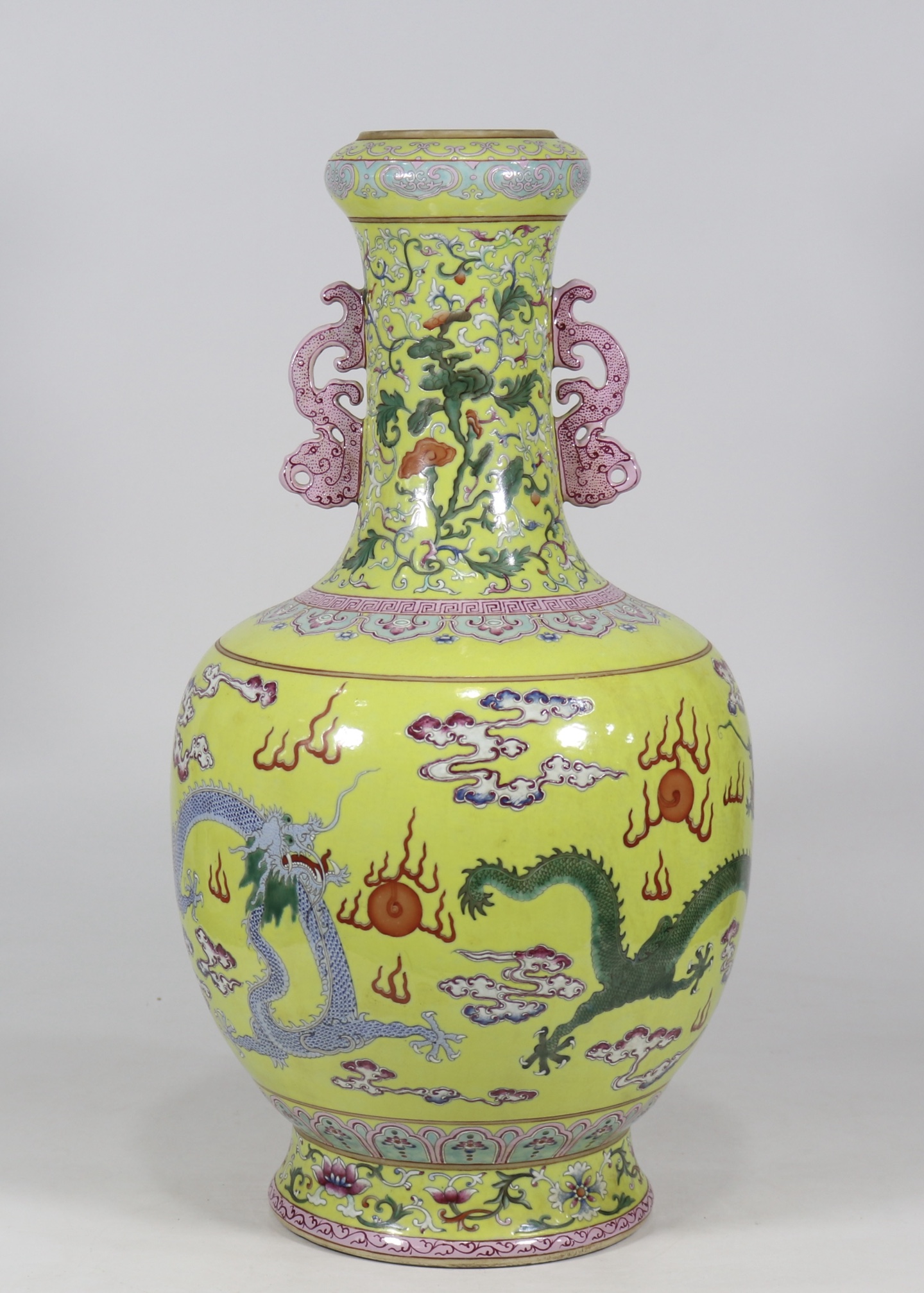 珍藏清乾隆年製黃底粉彩三龍紋雙耳蒜頭瓶尺寸：高51.2cm 肚寬24.5cm