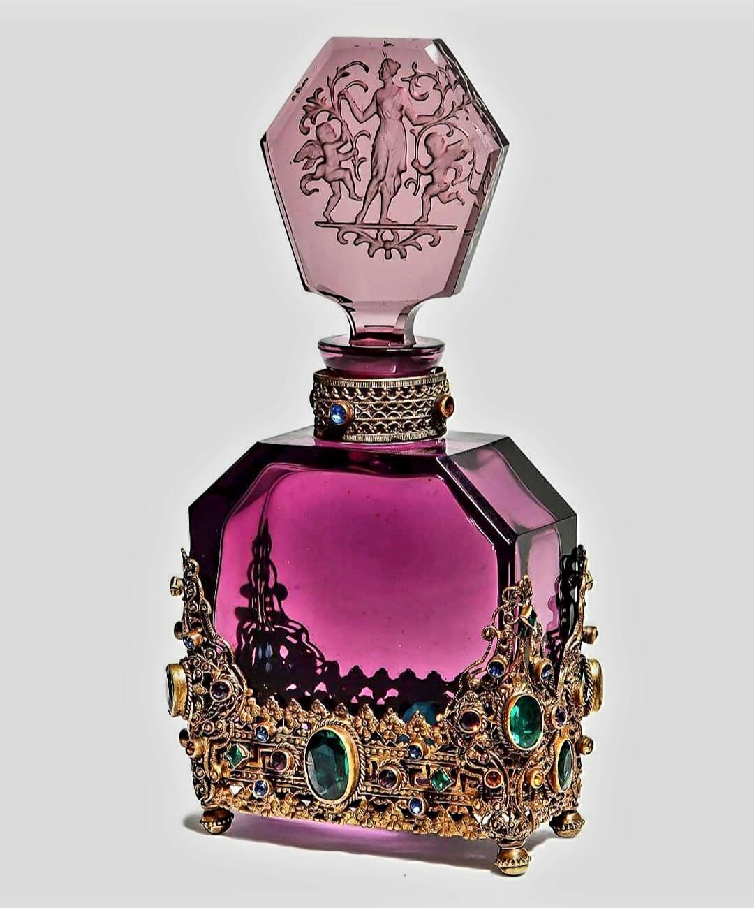 200 year old perfume 💐 This beautiful glass perfume bottle