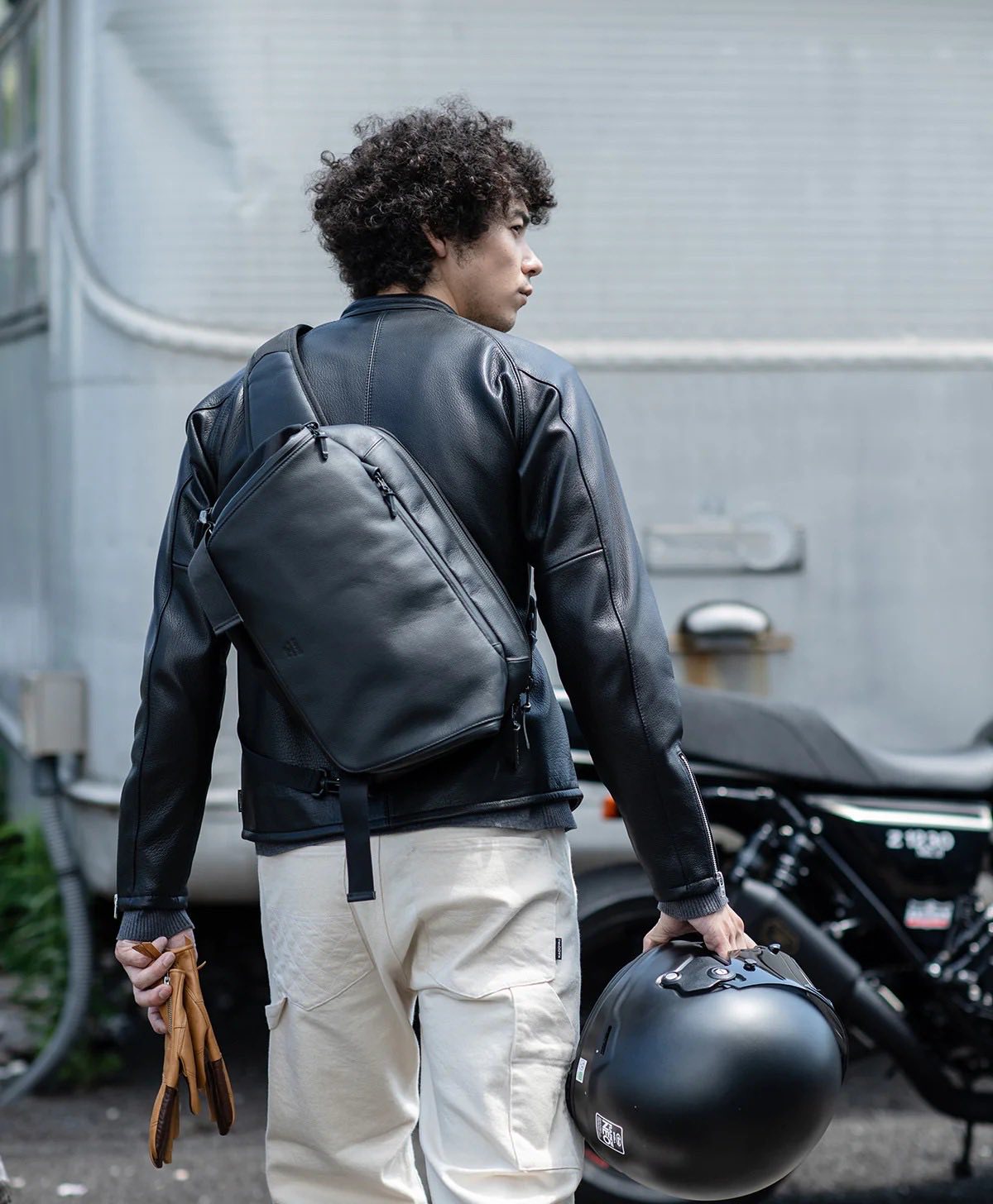 KADOYA 皮革斜背包RIDERS SLING BAG 售價?8,940 顏色：黑容量：9L~20L 