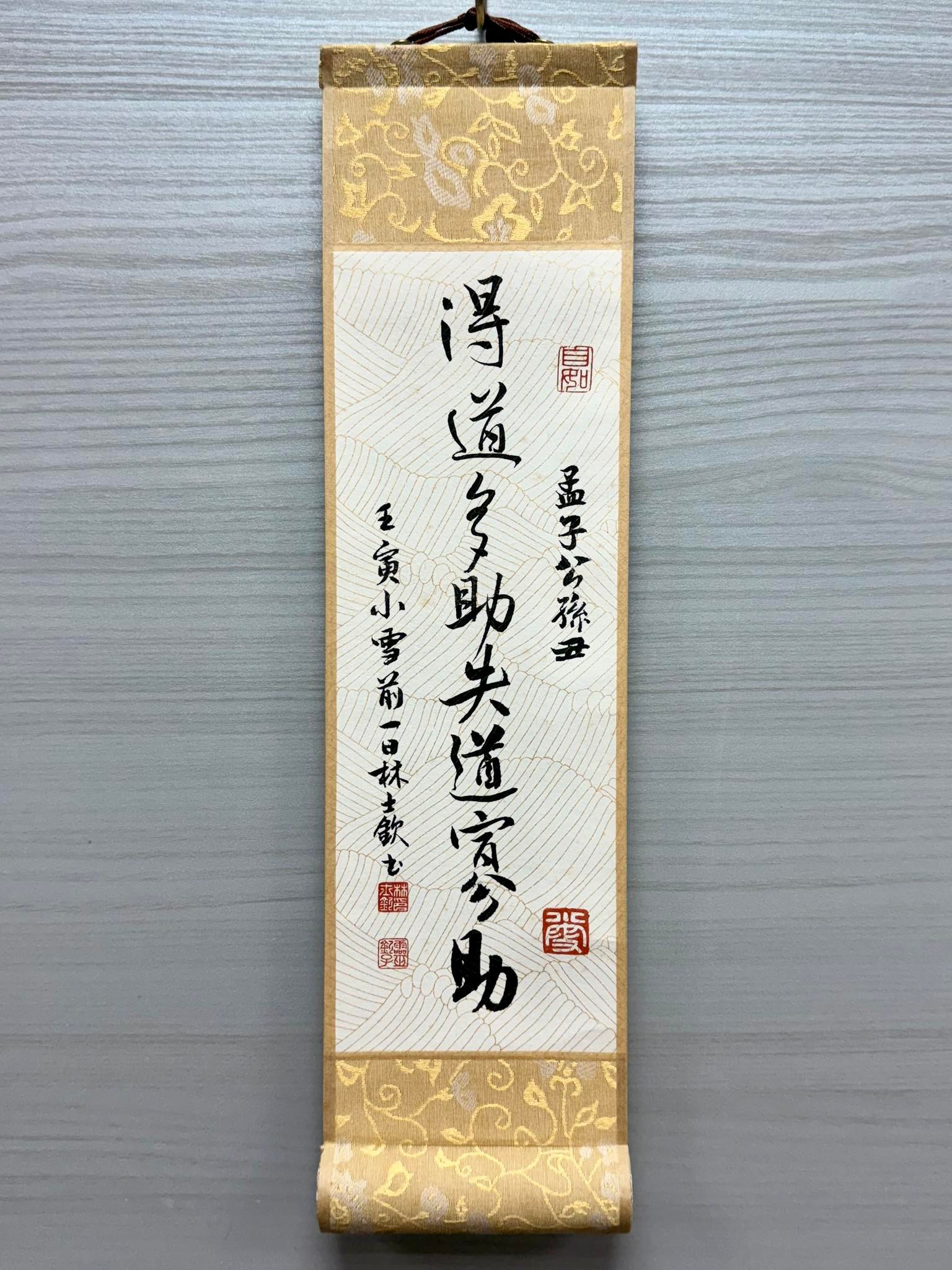 今天一次上架了8個文藝書法掛軸，加上昨天的就有十款了想讓家裡畫風一