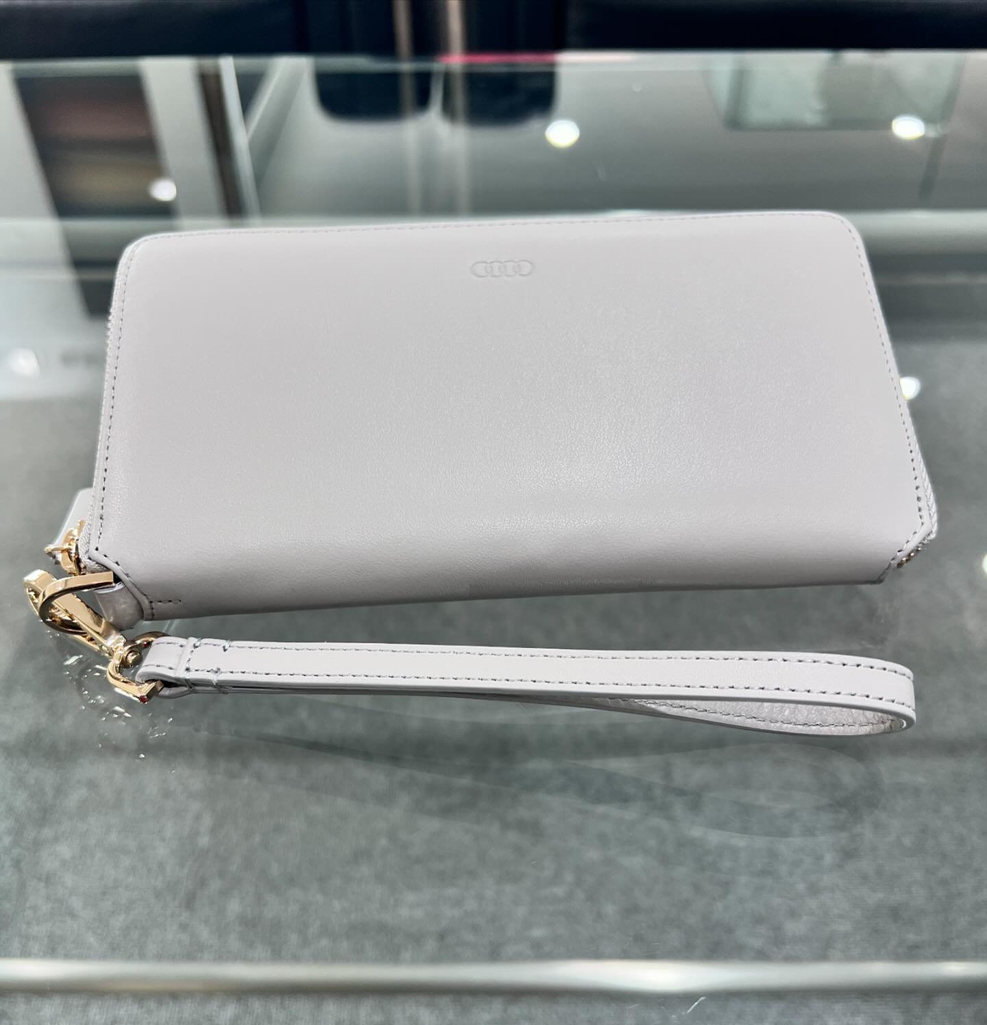 皆さま、こんにちは☀️アウディ幕張店です?? 新しいグッズが入荷 
