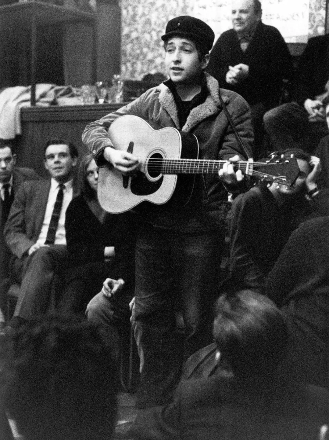Bob - Tonight, Bob Dylan takes to the stage in Leeds, England 🏴󠁧󠁢󠁥󠁮󠁧󠁿 ...