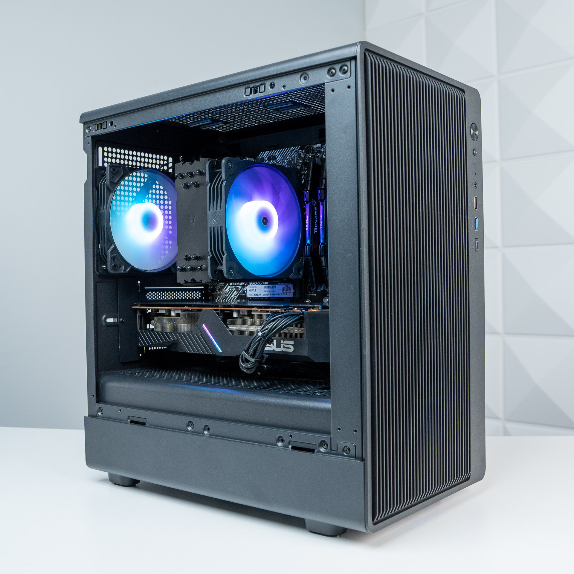 Ryzen 5 5600x and Radeon RX 6800 XT gaming PC setup