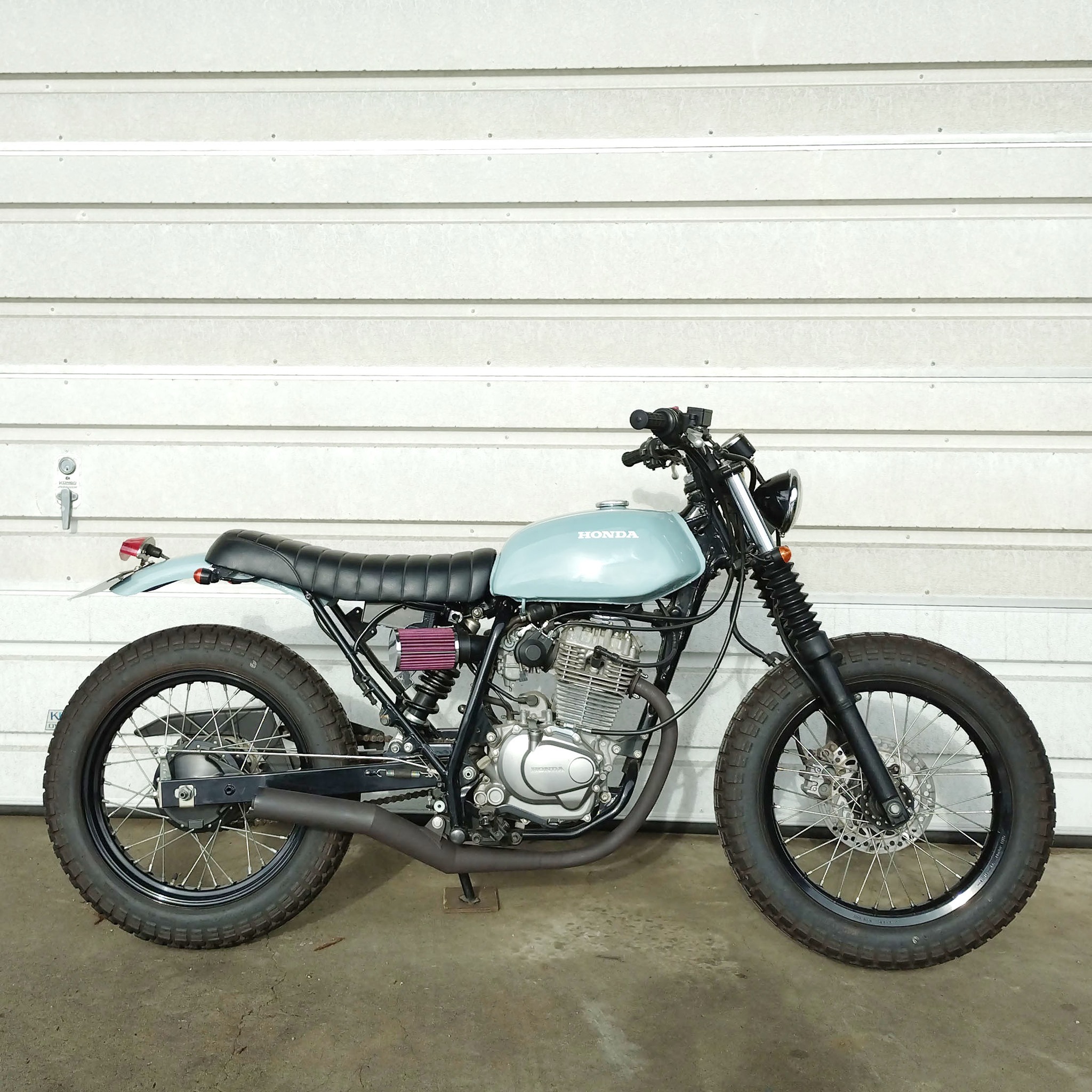 タンクと同色のワンオフFRP製リアフェンダー。 #ftr223 #cb223 #cb250