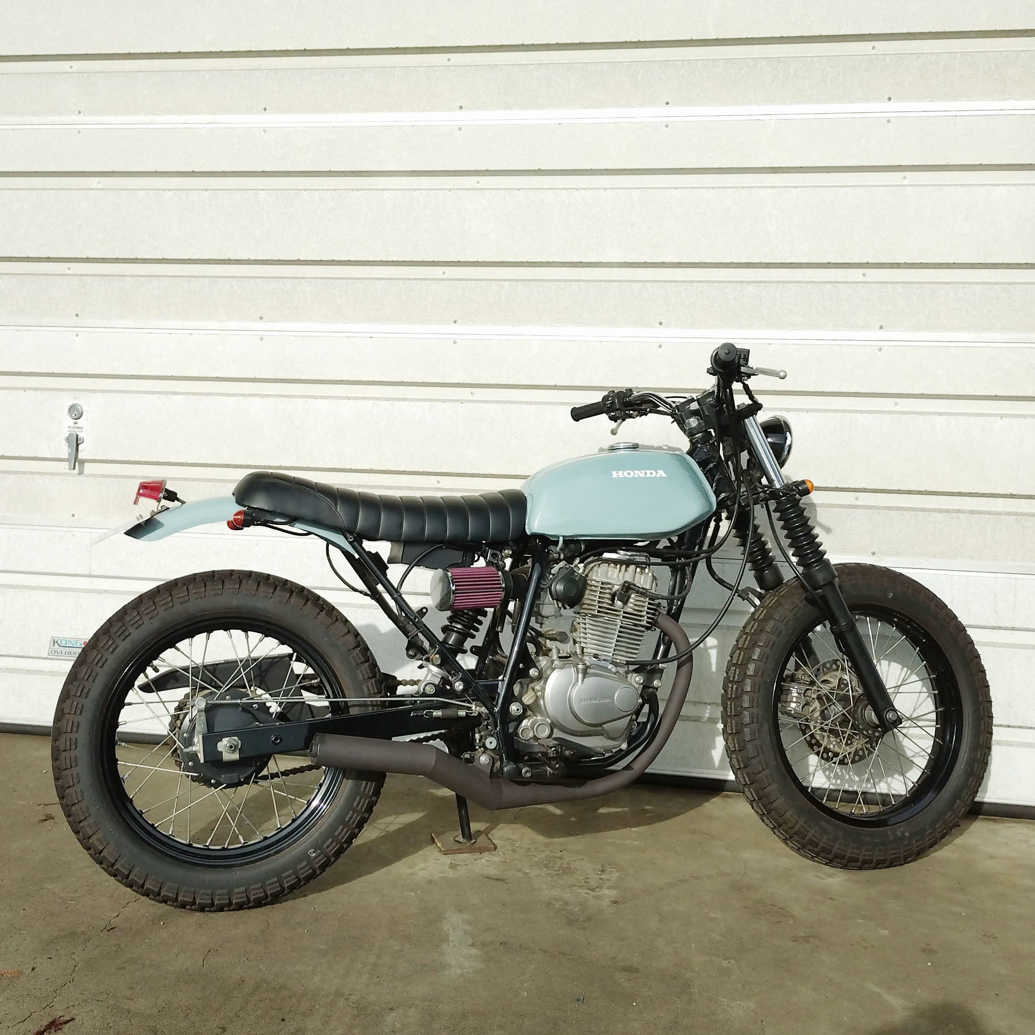 タンクと同色のワンオフFRP製リアフェンダー。 #ftr223 #cb223 #cb250