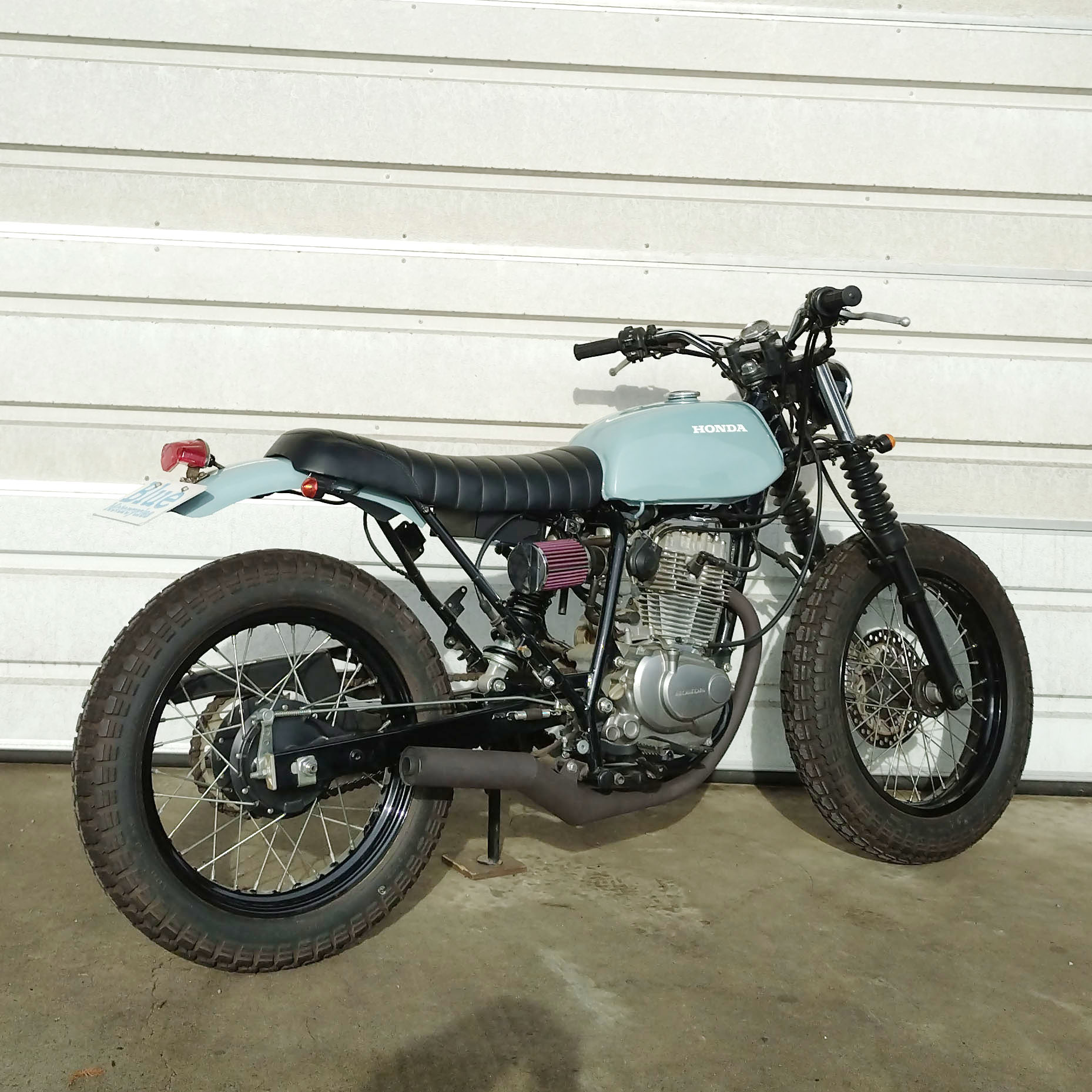 タンクと同色のワンオフFRP製リアフェンダー。 #ftr223 #cb223 #cb250