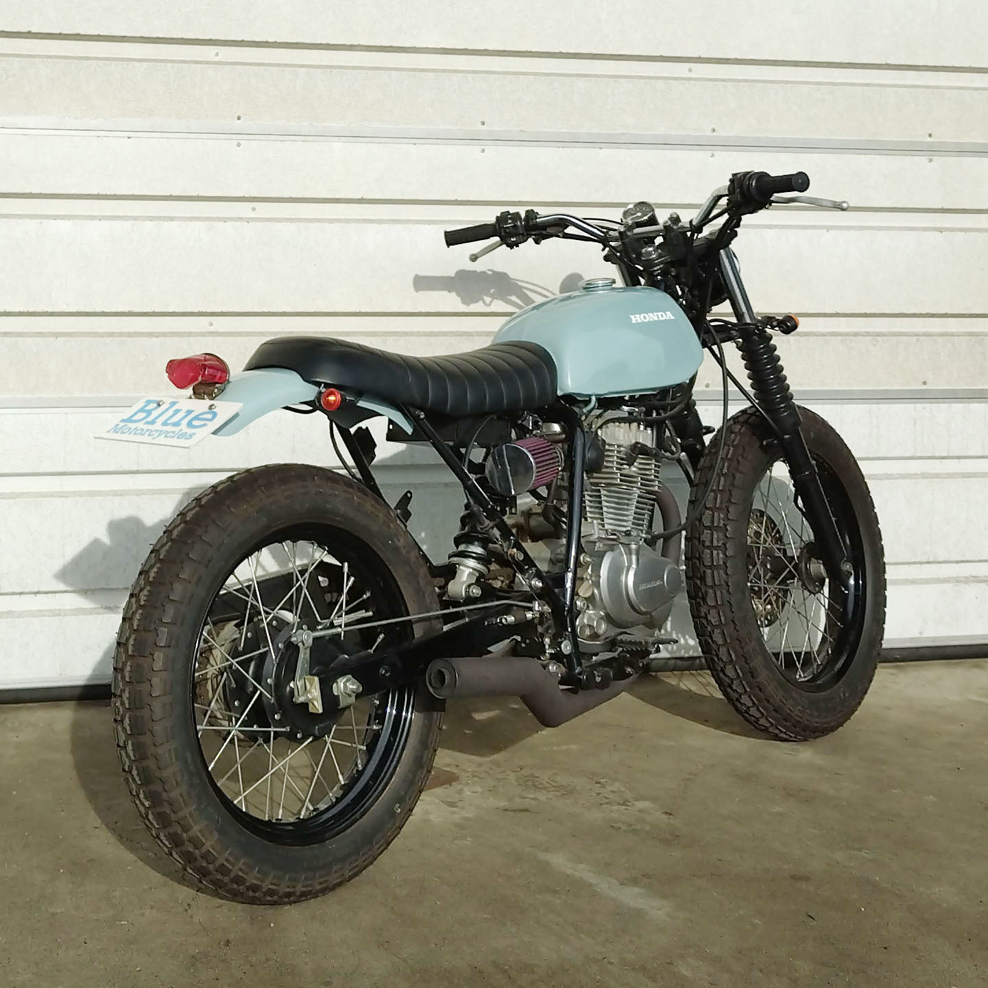 タンクと同色のワンオフFRP製リアフェンダー。 #ftr223 #cb223 #cb250