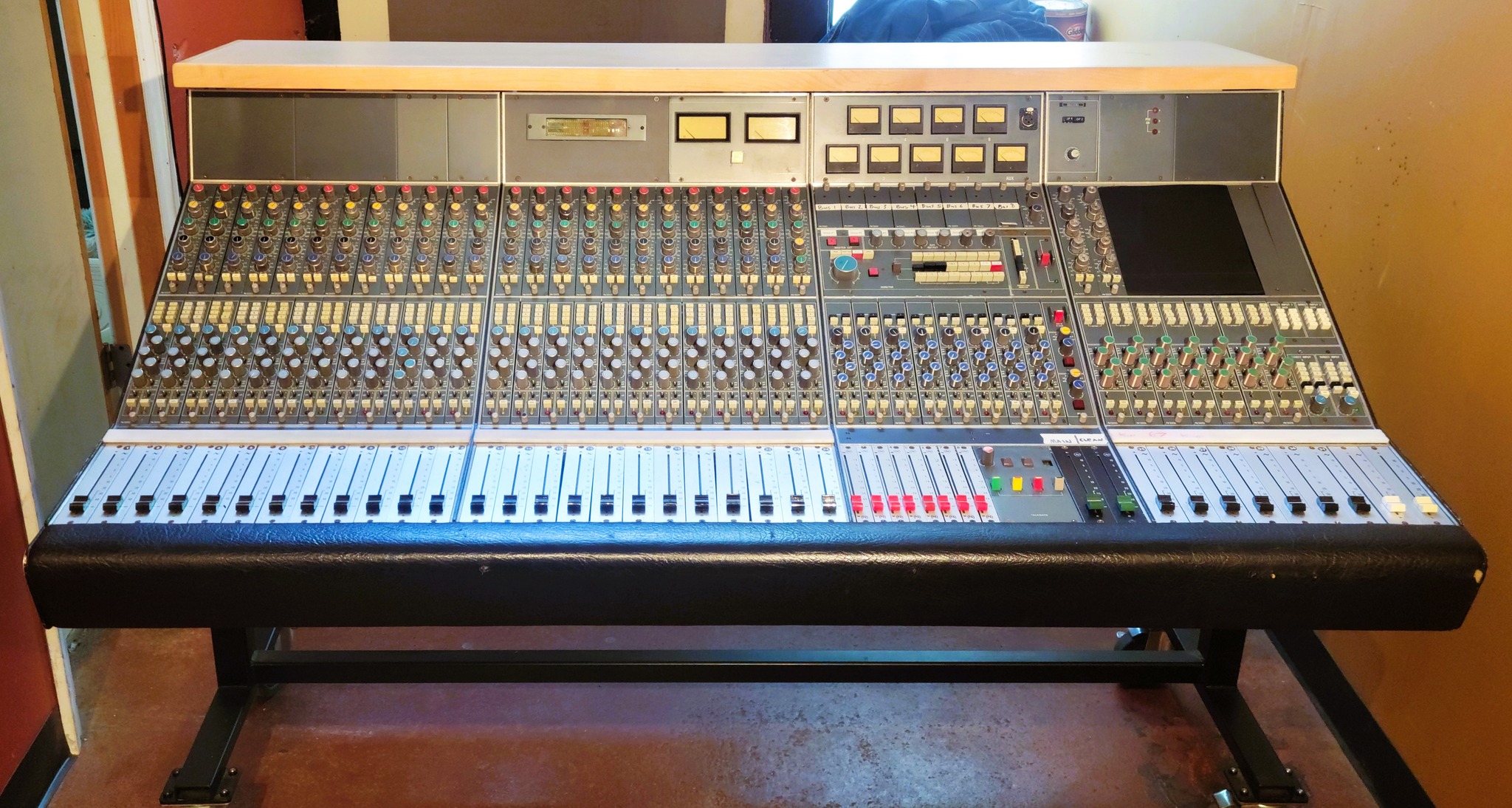 AMEK 9098 - This 9098 console was designed specifically for Lisa