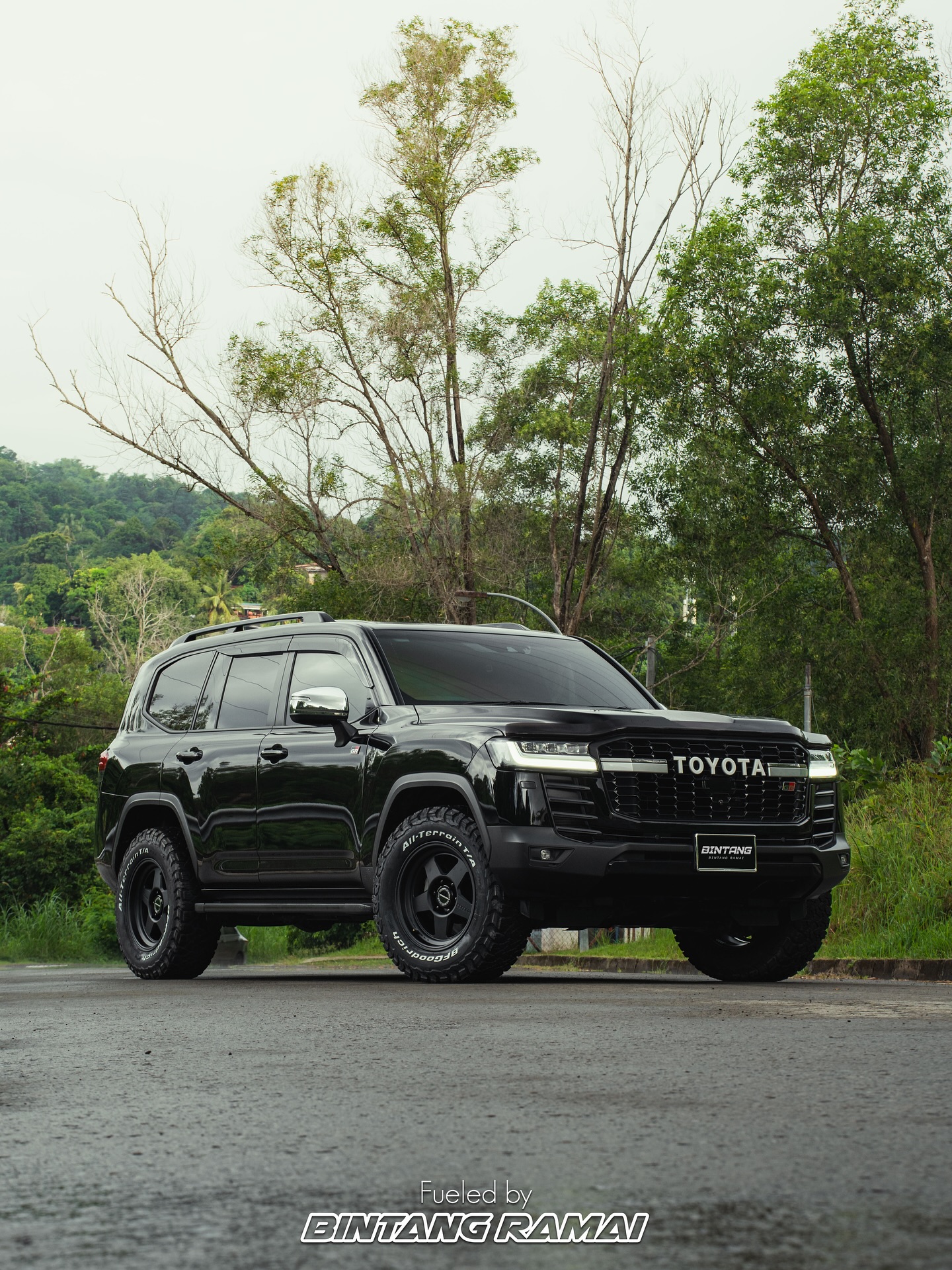 Land cruiser 300 in Full Blackout with Raguna Zzyzx Ox while