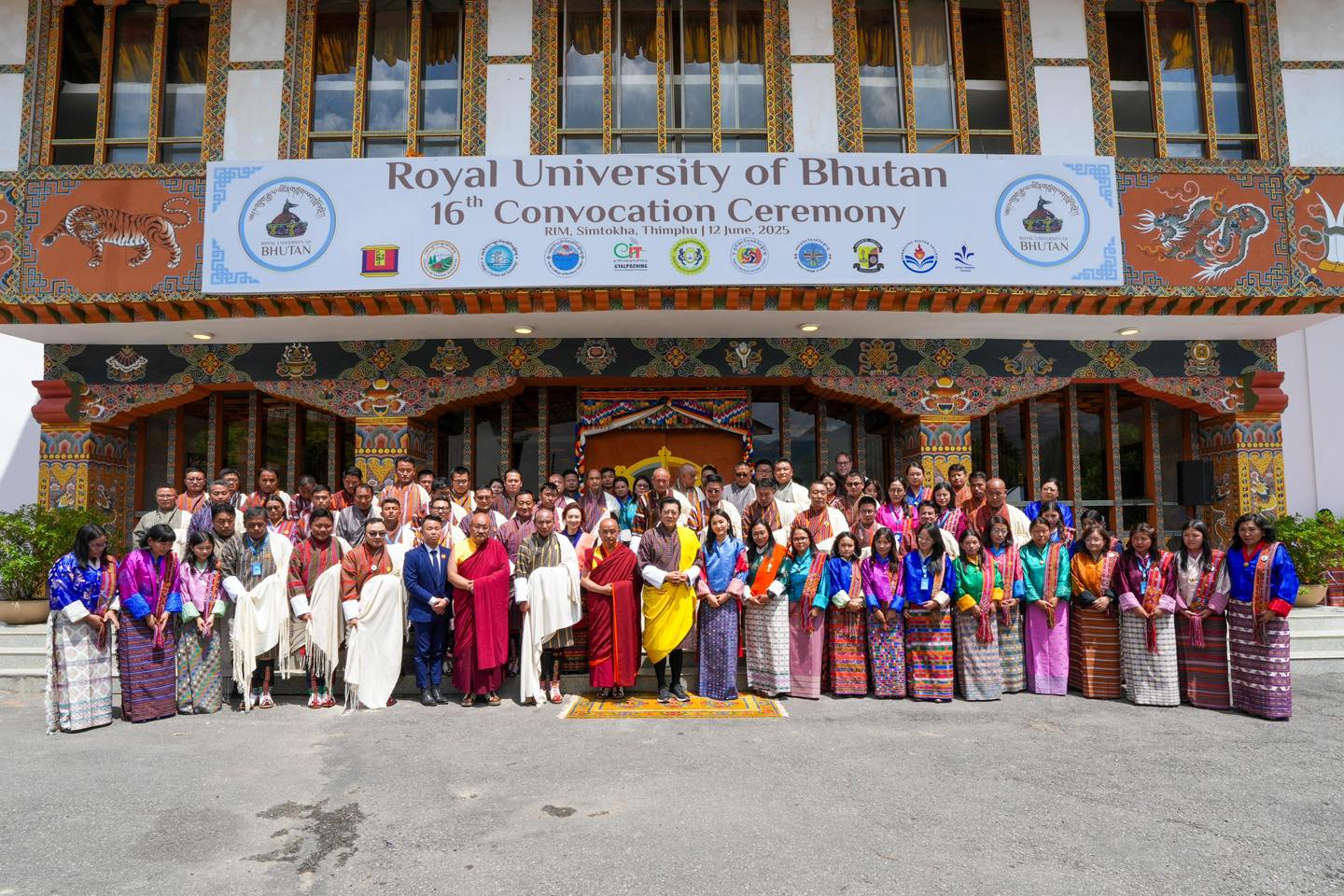 Queen - Their Majesties with RUB Officials and Presidents and Deans of ...