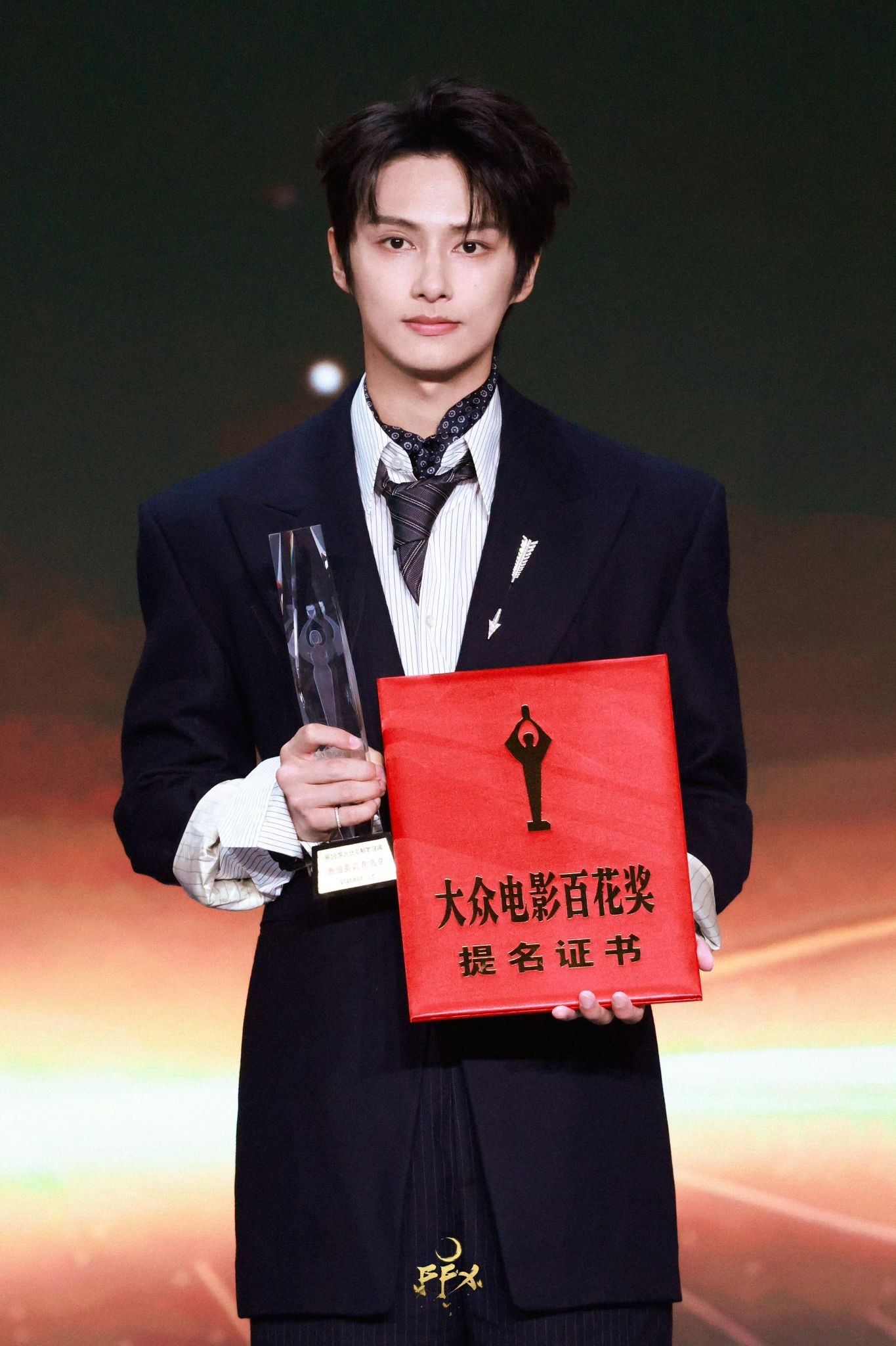 SUWAH Northern Placen – 巡 JUN JUN RECEIVING HIS BEST SUPPORTING ACTOR NOMINATION CERTIFICATE AT