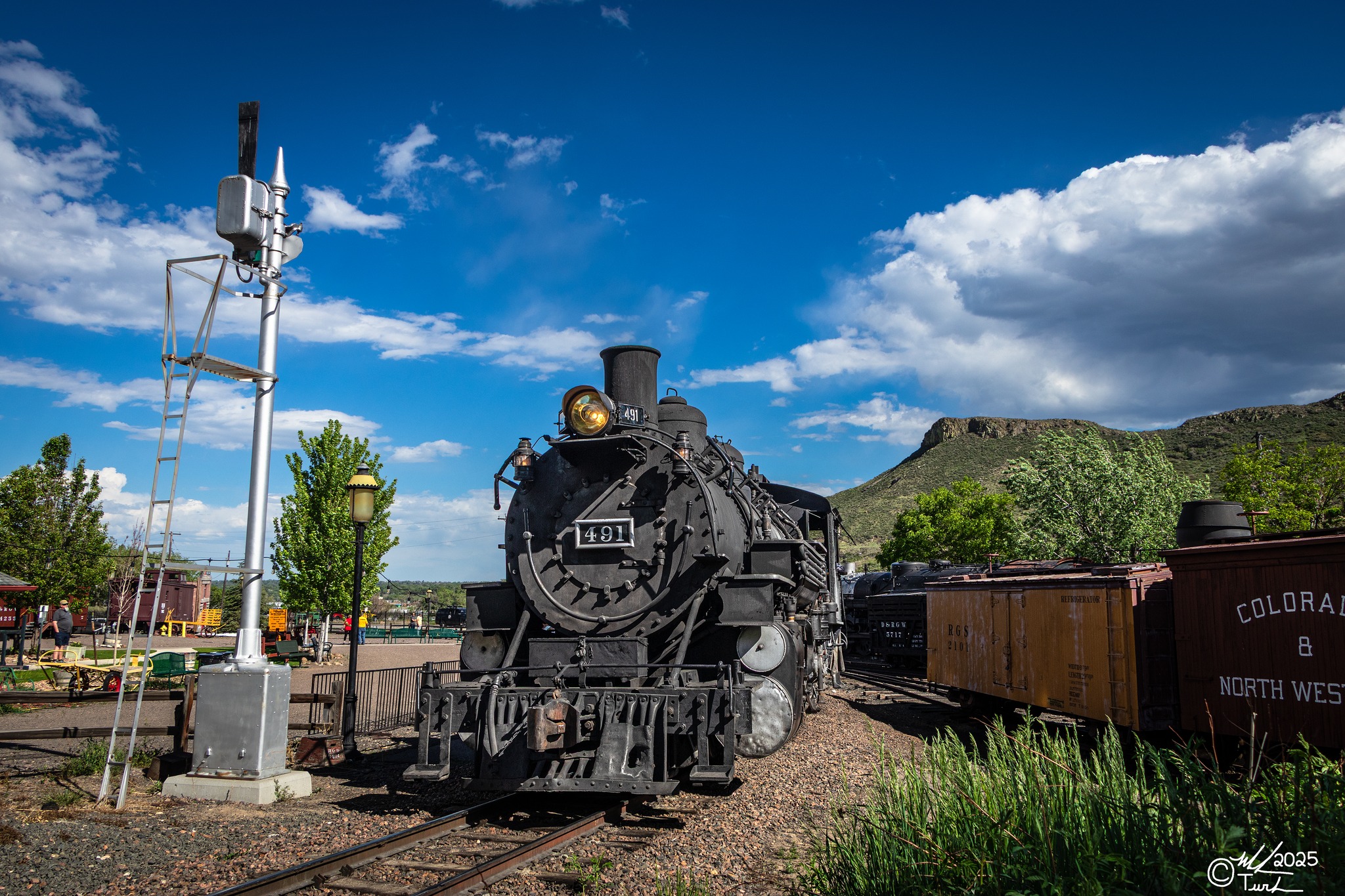 MPT - Denver & Rio Grande Western 491 passes the passenger platform as ...