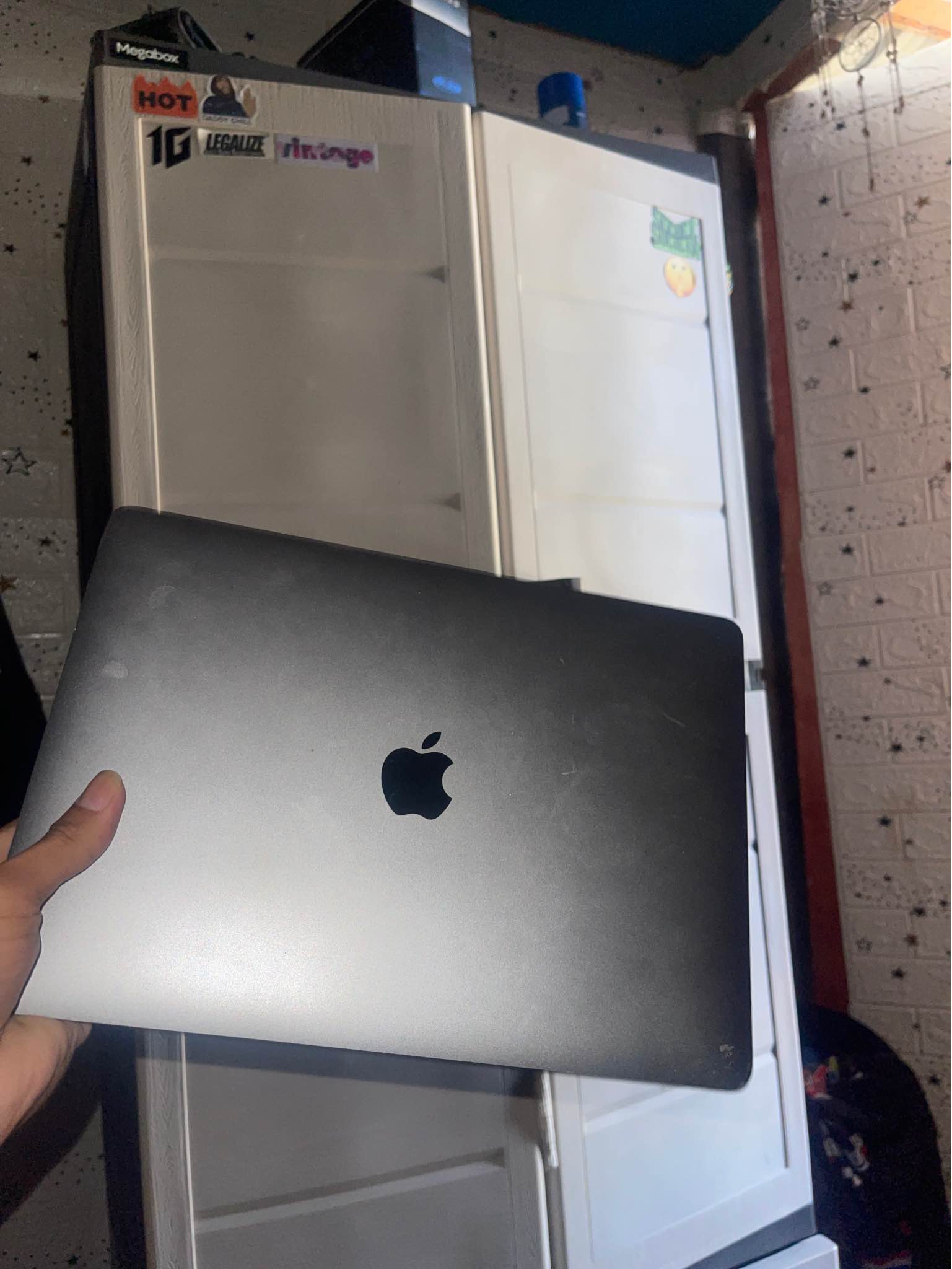 AVAILABLE ! AVAILABLE! • MODEL: MACBOOK AIR 2020 INTEL CORE i3 1.1 