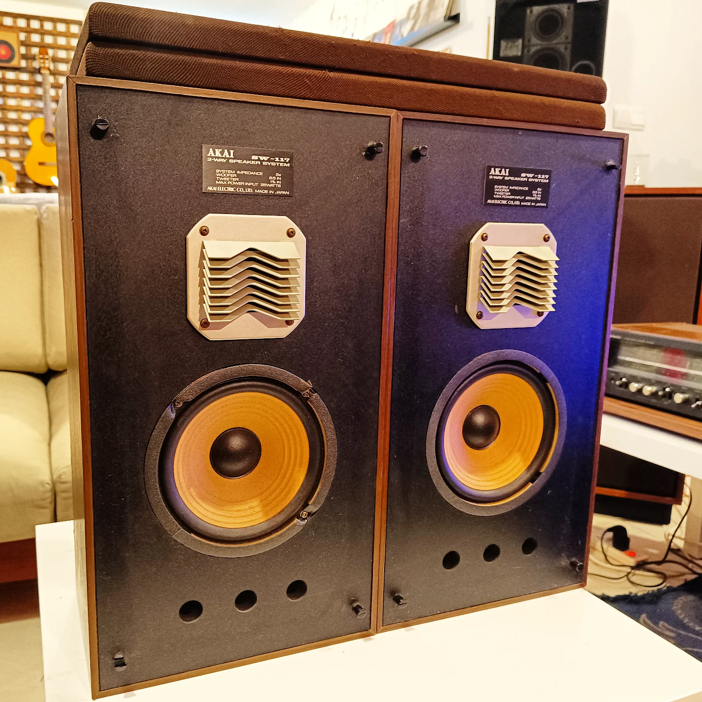 Akai SW-117 pair of vintage speakers in fully working condition
