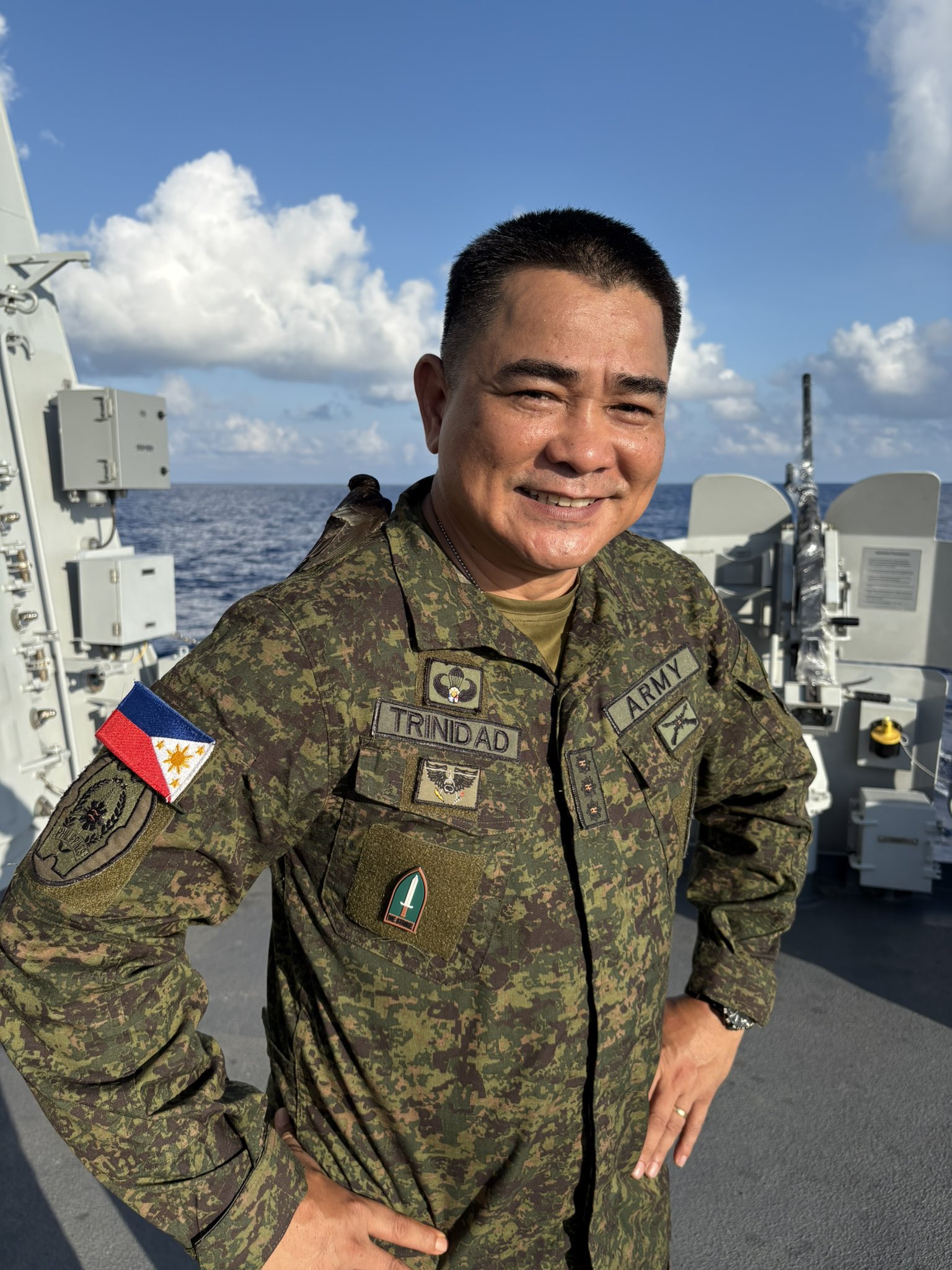 ABS-CBN - TINGNAN: Isang ibon ang na-rescue ni Col. Xerxes Trinidad ...