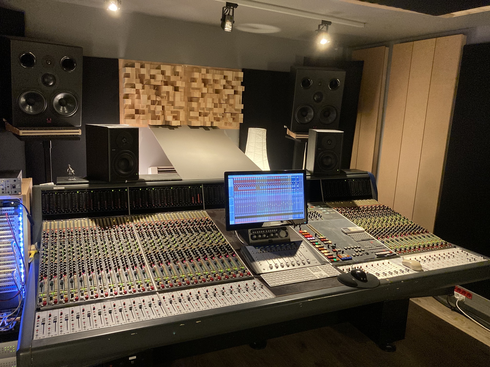 Neve VR A40015 Console for Sale in California