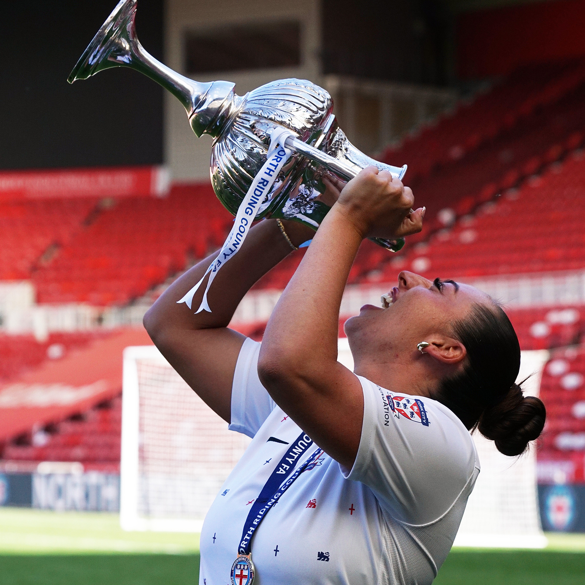 York - 🥤 DRINK IT IN. 📸 Ian Parker. #YCLFC #MinsterBelles | Facebook