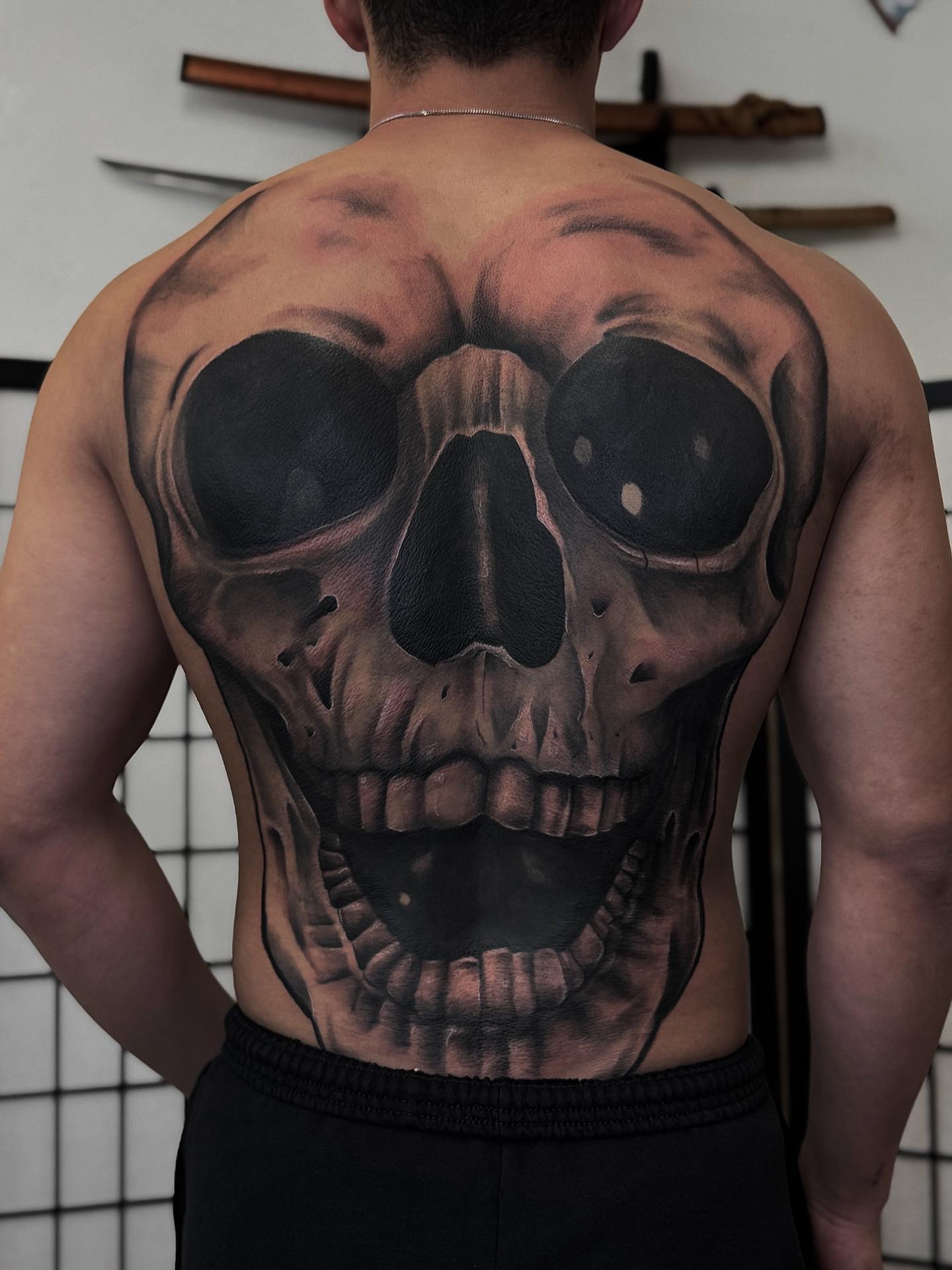 背中全体に刻まれたドクロの存在感? Full back skull piece 