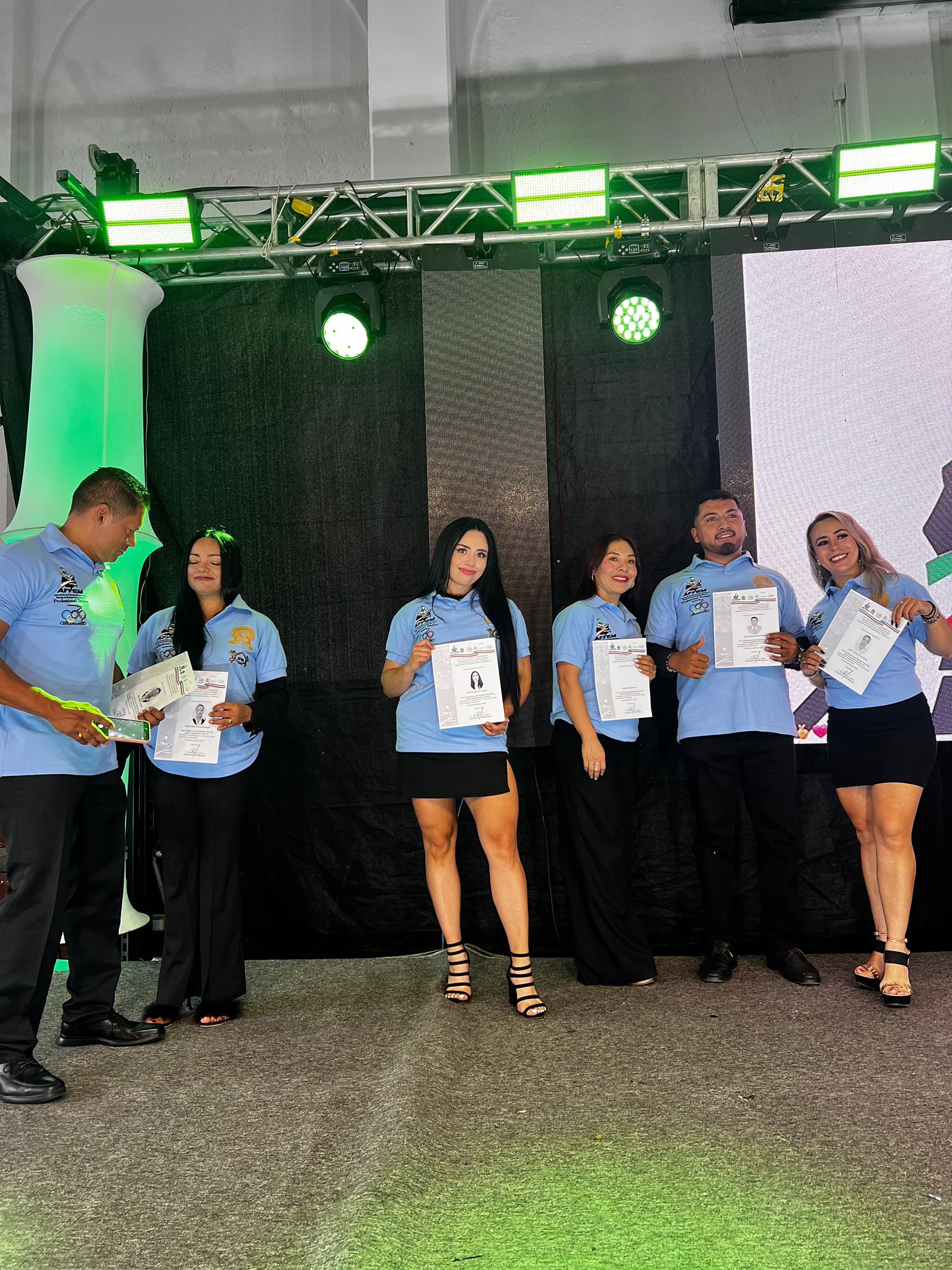 24 - ¡FELICIDADES A LAS Y LOS ENTRENADORES GRADUADOS! 🎓 En la Unidad ...