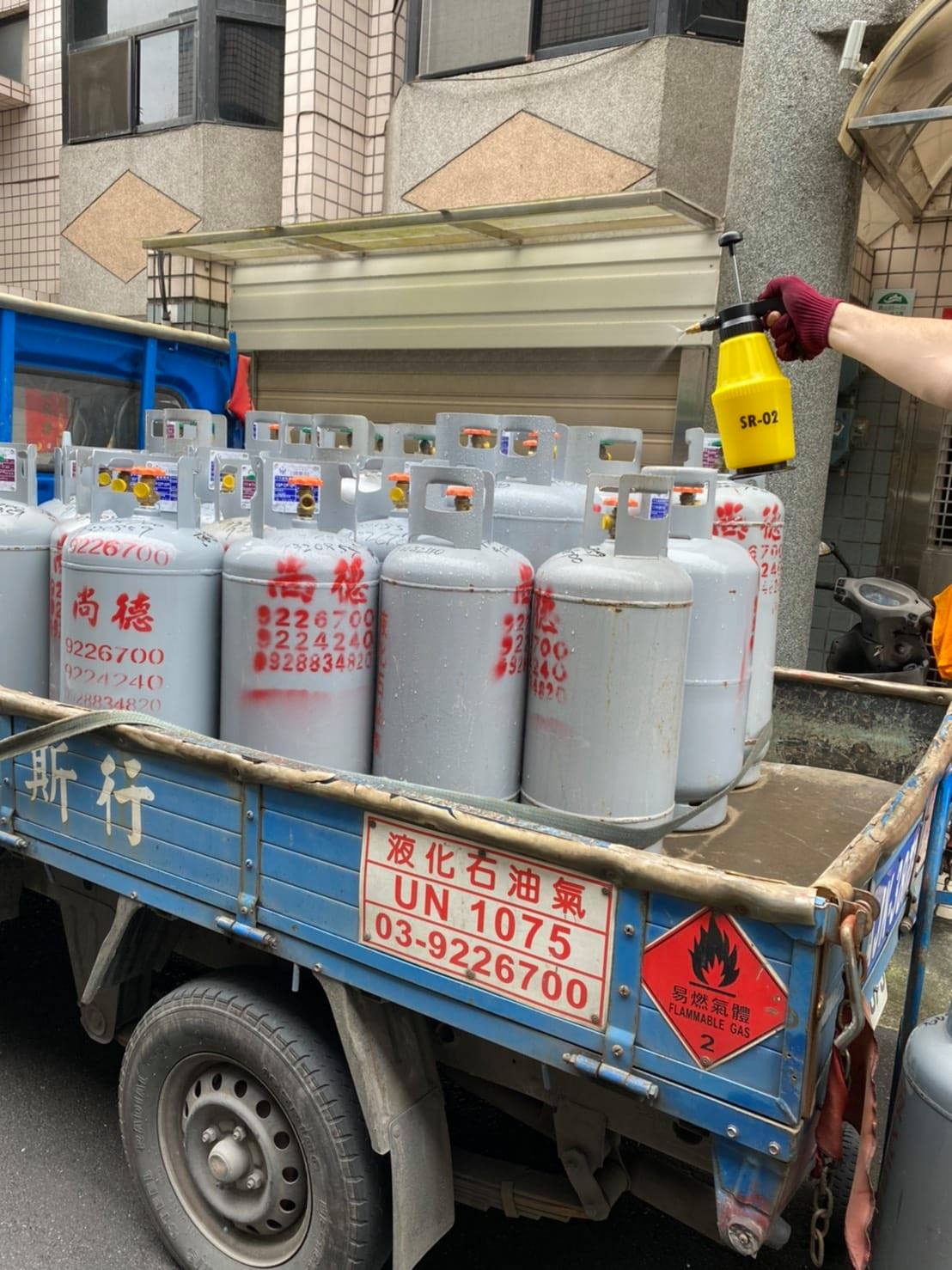尚德瓦斯行 稀釋漂白水鋼瓶消毒作業中 武漢肺炎 防疫做的好 吃穿沒煩惱 Facebook