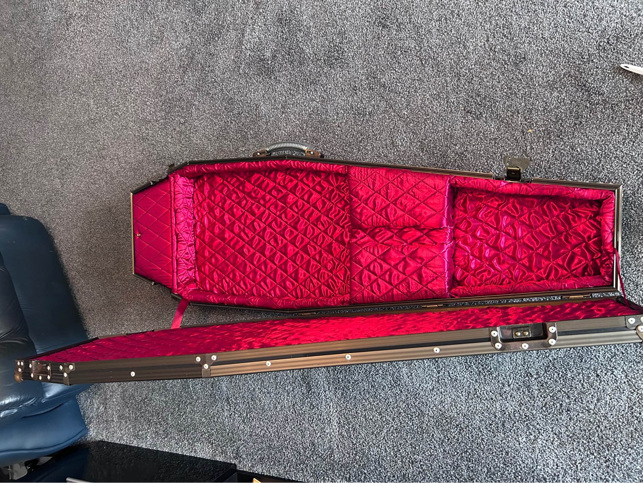 Casket By Warwick Guitar Coffin Hard Travel case, Red Velvet Interior ...