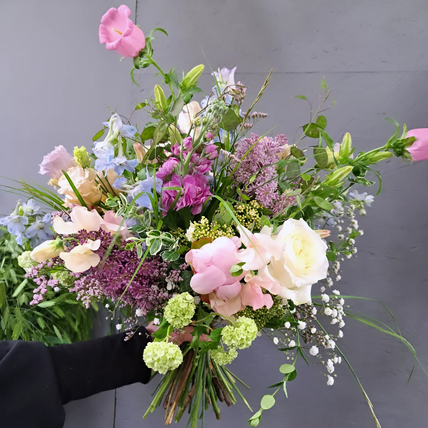 blumen #flowers #blumensträuße #blumenstrauss #blumenstrauß #sommer #sommerblumen #blumenliebe #pfingstrosen #paeonia #viburnum #campanula #delphinium #rosen #einfachblume #siegen #siegencity #siegen