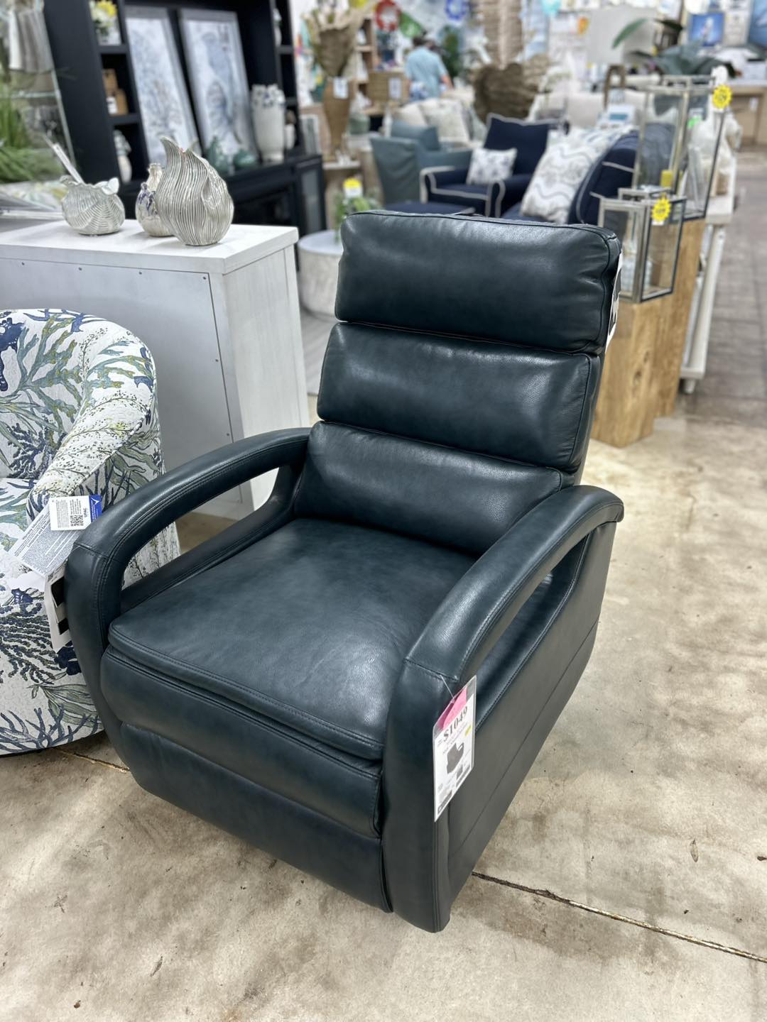 Nikki's Furniture & Decor... - Nikki's Furniture & Decor