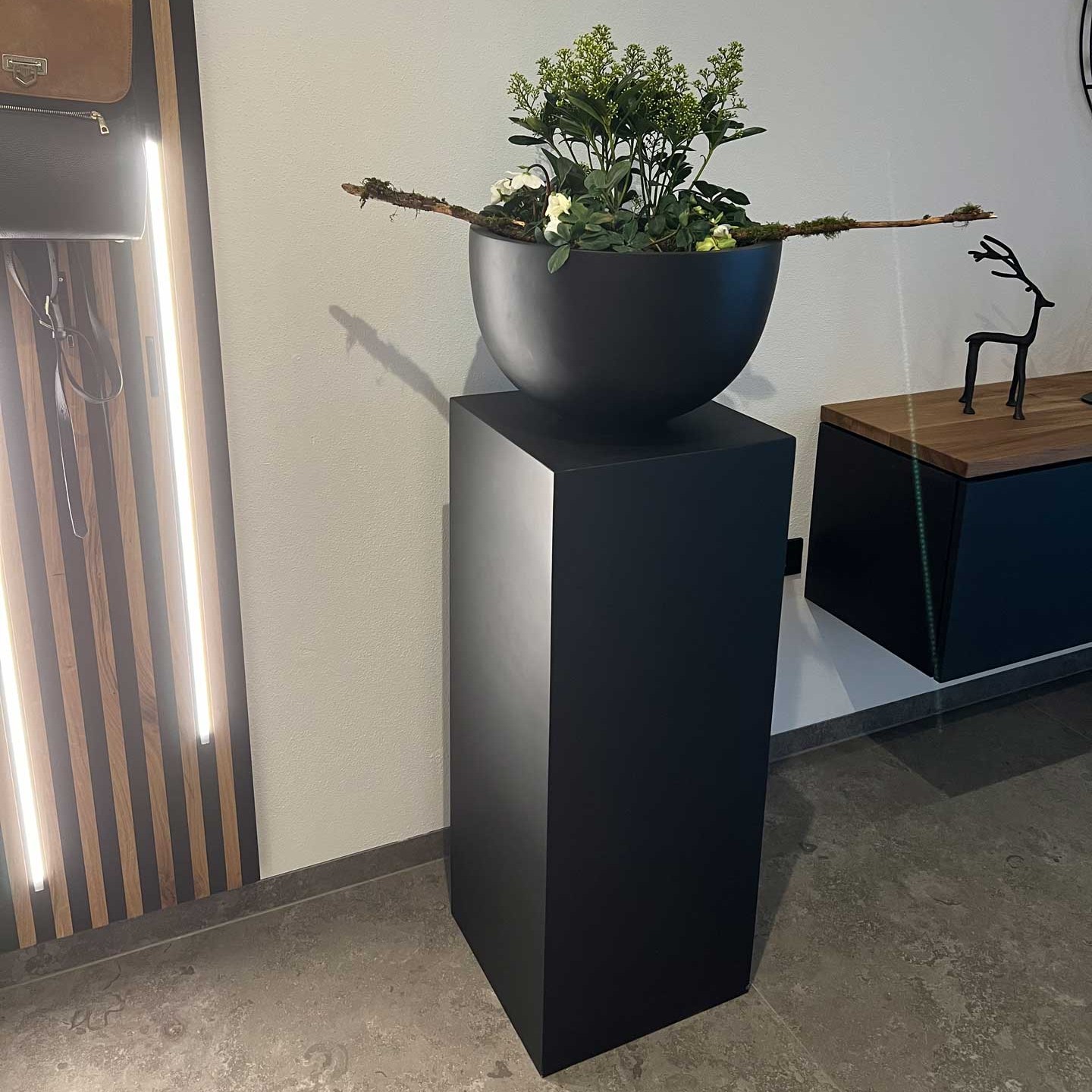 Auf dem Podest ganz groß rauskommen ✨ Unsere Pflanzschale ALICE aus Fiberglas in Anthrazit setzt Pflanzen im Wohnbereich perfekt in Szene. 🌿 Ob Blumen oder Grün – auf unserem PODEST in Anthrazit wird