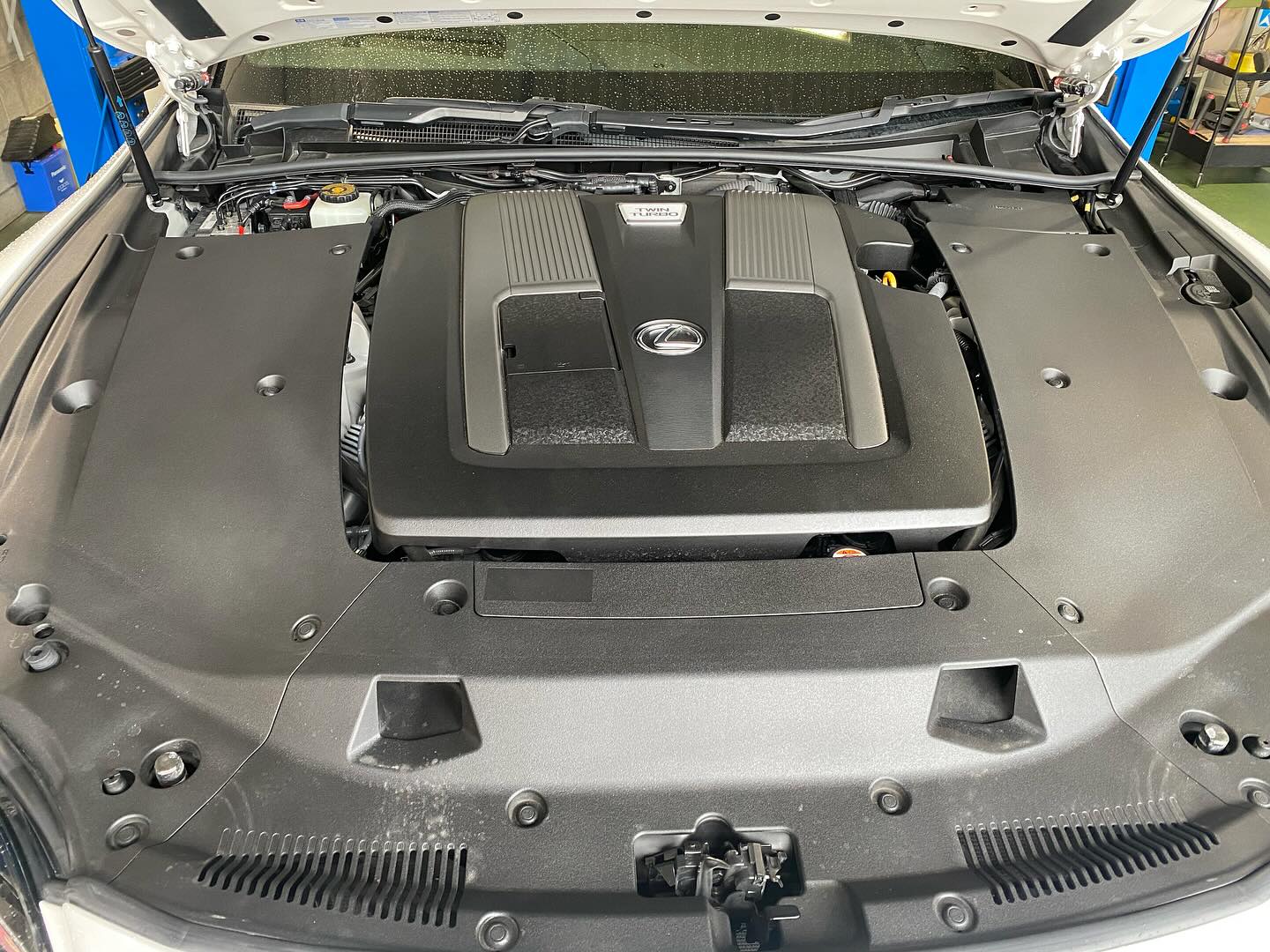 レクサスLS500に、 TOMSブーストUPパーツPOWER BOXと、 スロットル 