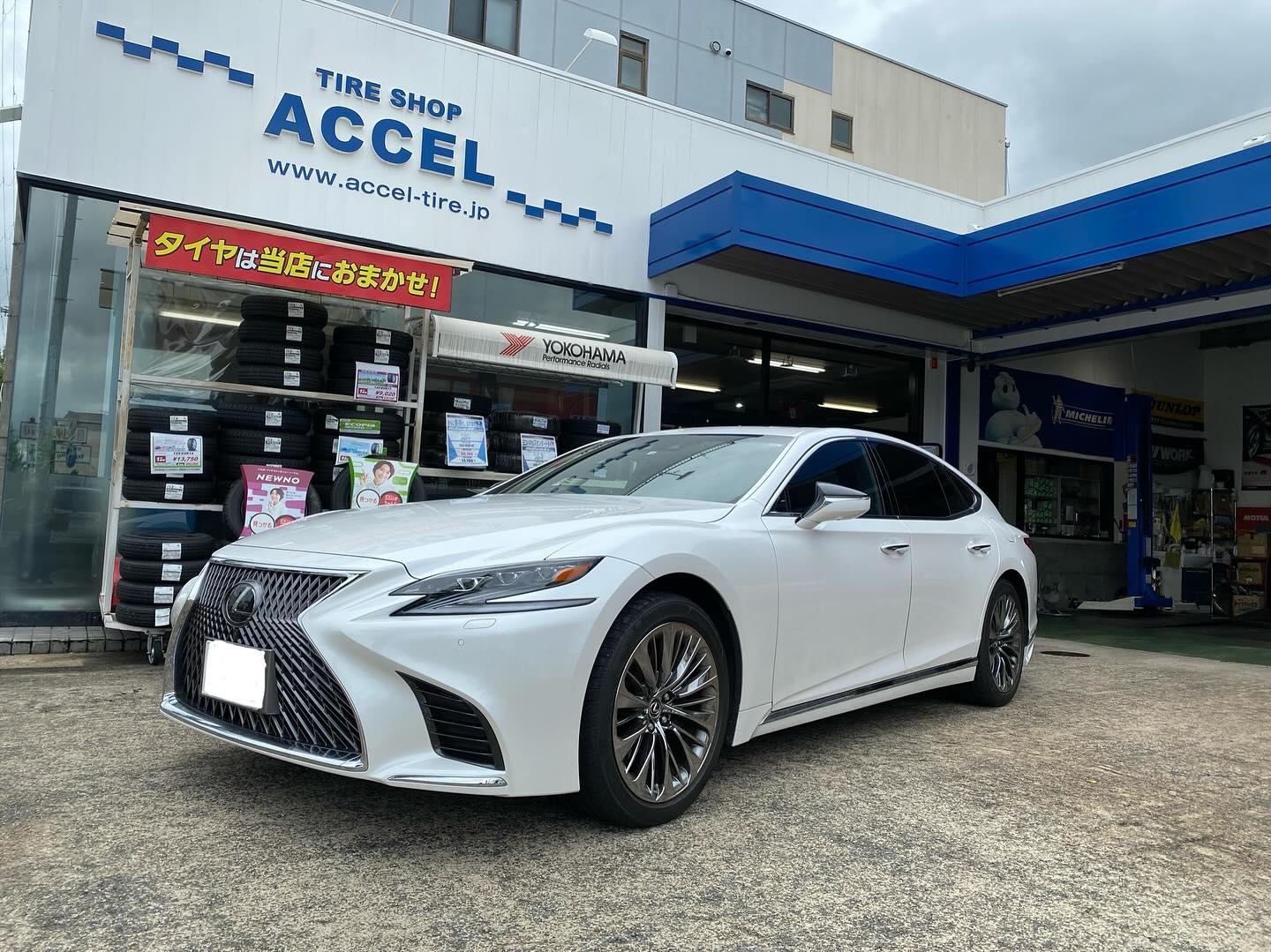 レクサスLS500に、 TOMSブーストUPパーツPOWER BOXと、 スロットル 