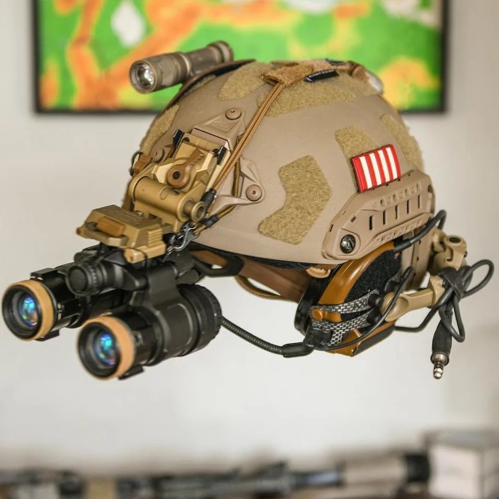 Ops-core fast sf ballistic helmet setup with surefire scout light