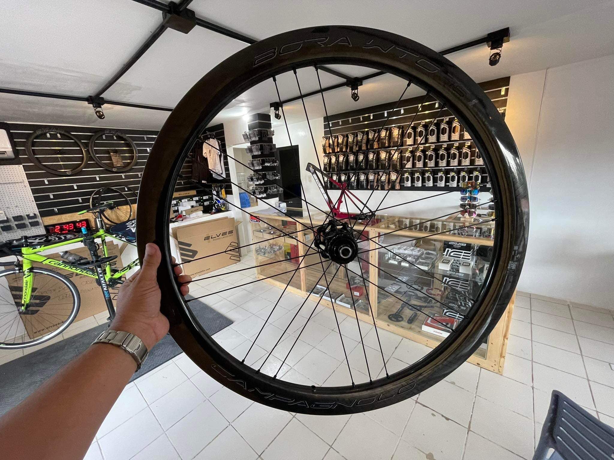 How to properly tighten Campagnolo Bora WTO hub cup and cone?