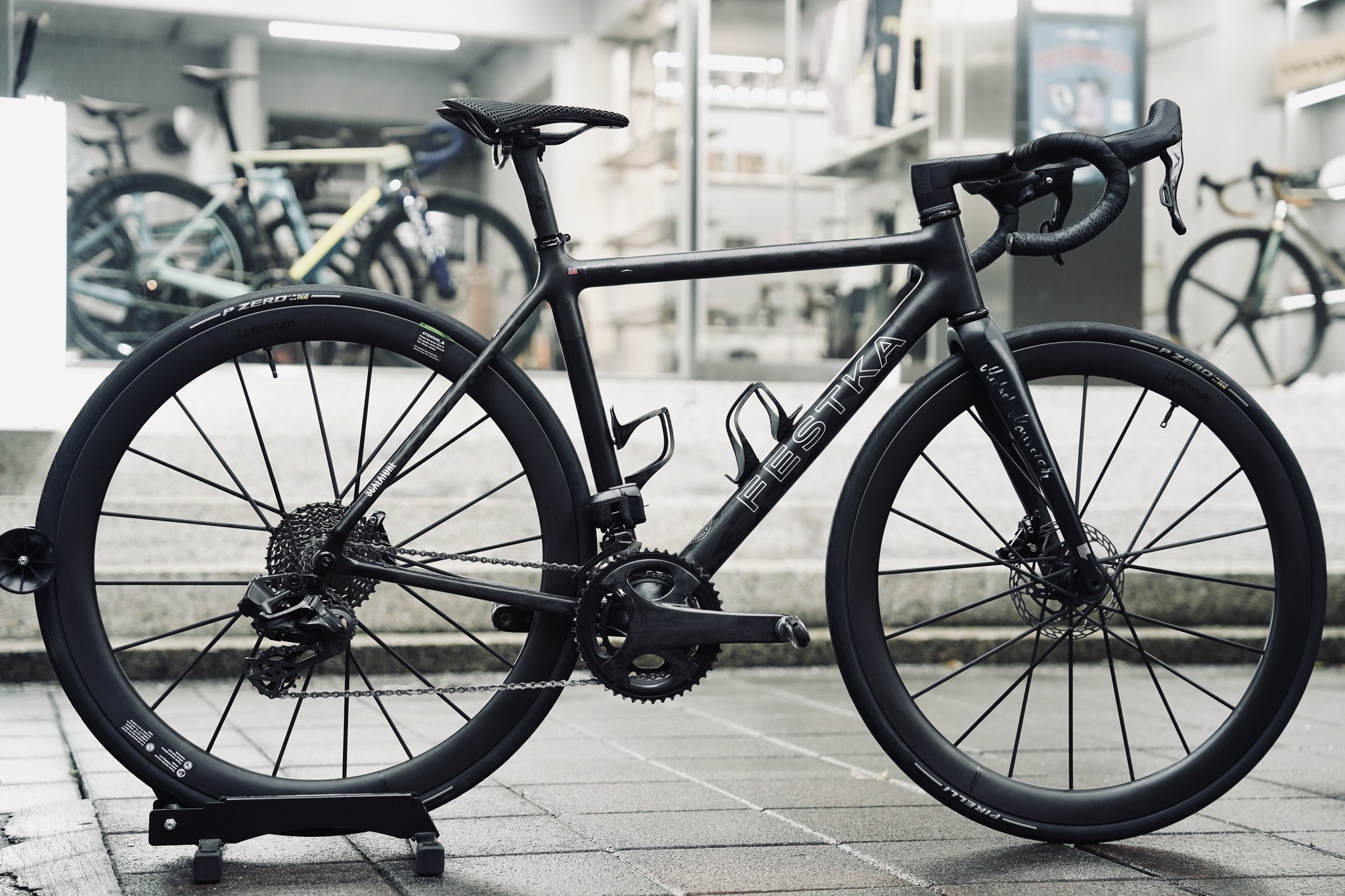 Simna Bike - 路邊看到一台黑黑的車 想說：不就是一台普通車而已 不看還好，一看嚇了一大跳... | Facebook