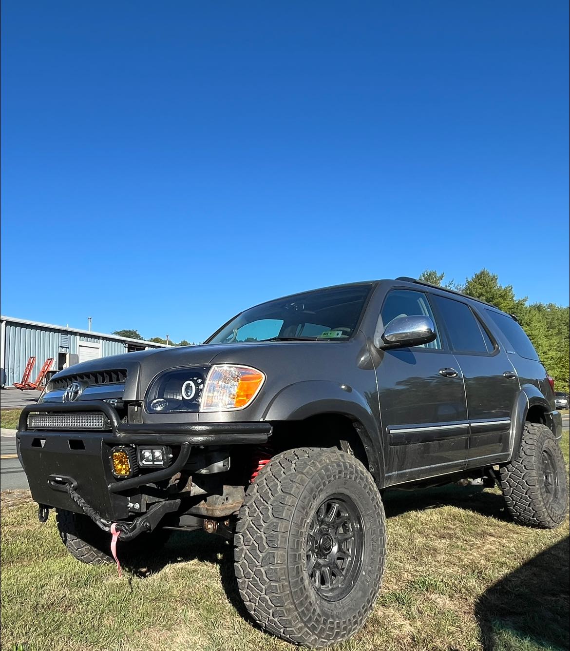 💥 Check out this 1st Gen Toyota Sequoia! 💥 We set this rig up