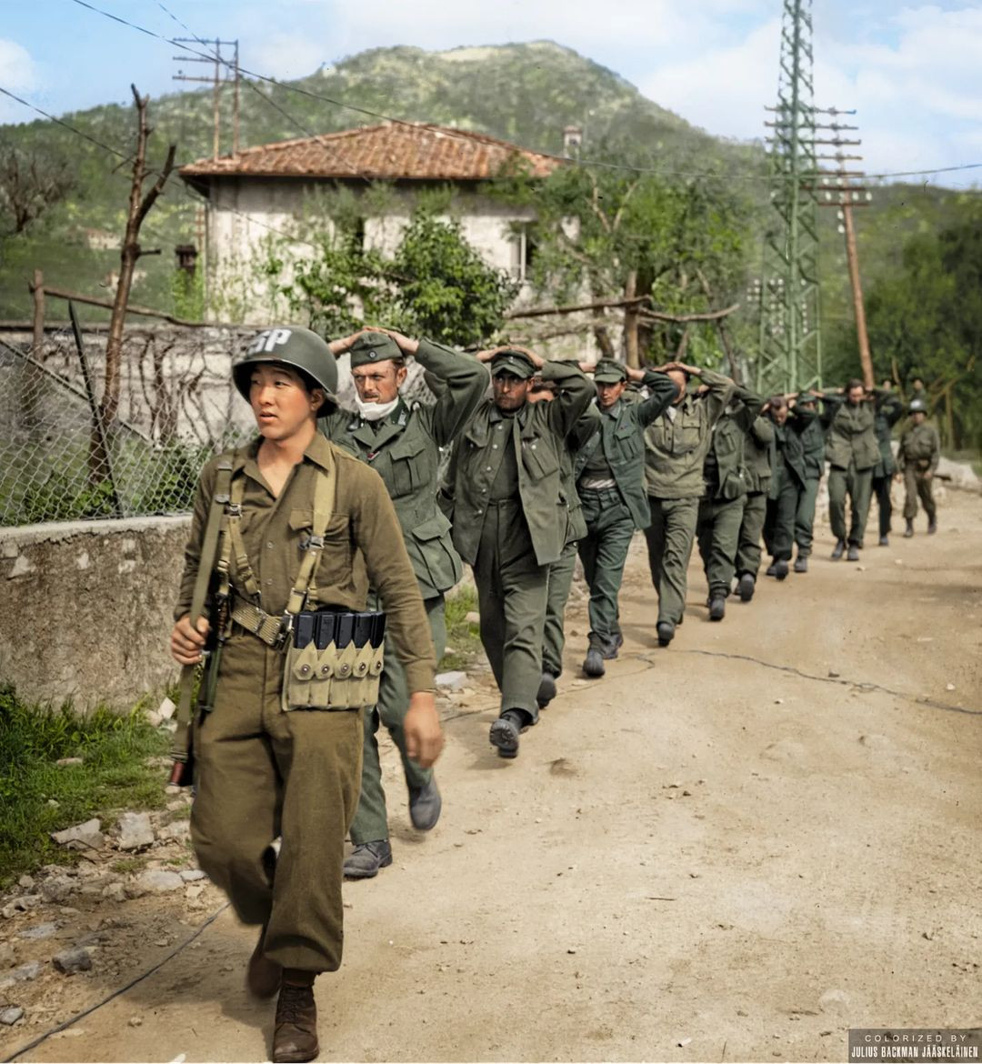 洋楽 Apprehended Soldiers US Army soldier Sam Yoshihana photographed leading a row of German