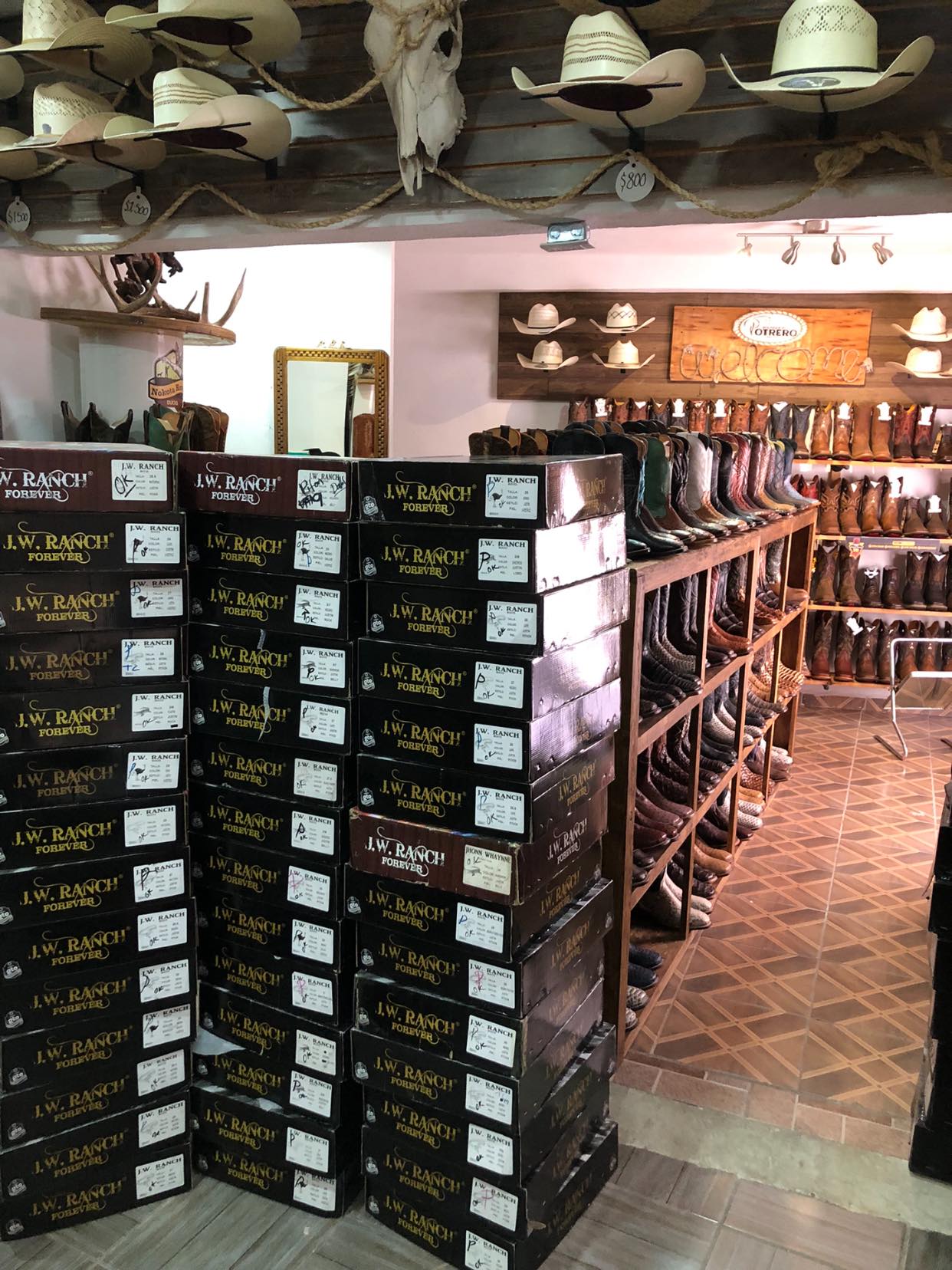 Boutique - 🤠La cajita Feliz del vaquero 🤠 J.W. RANCH BOOTS 🫡 Amplia ...