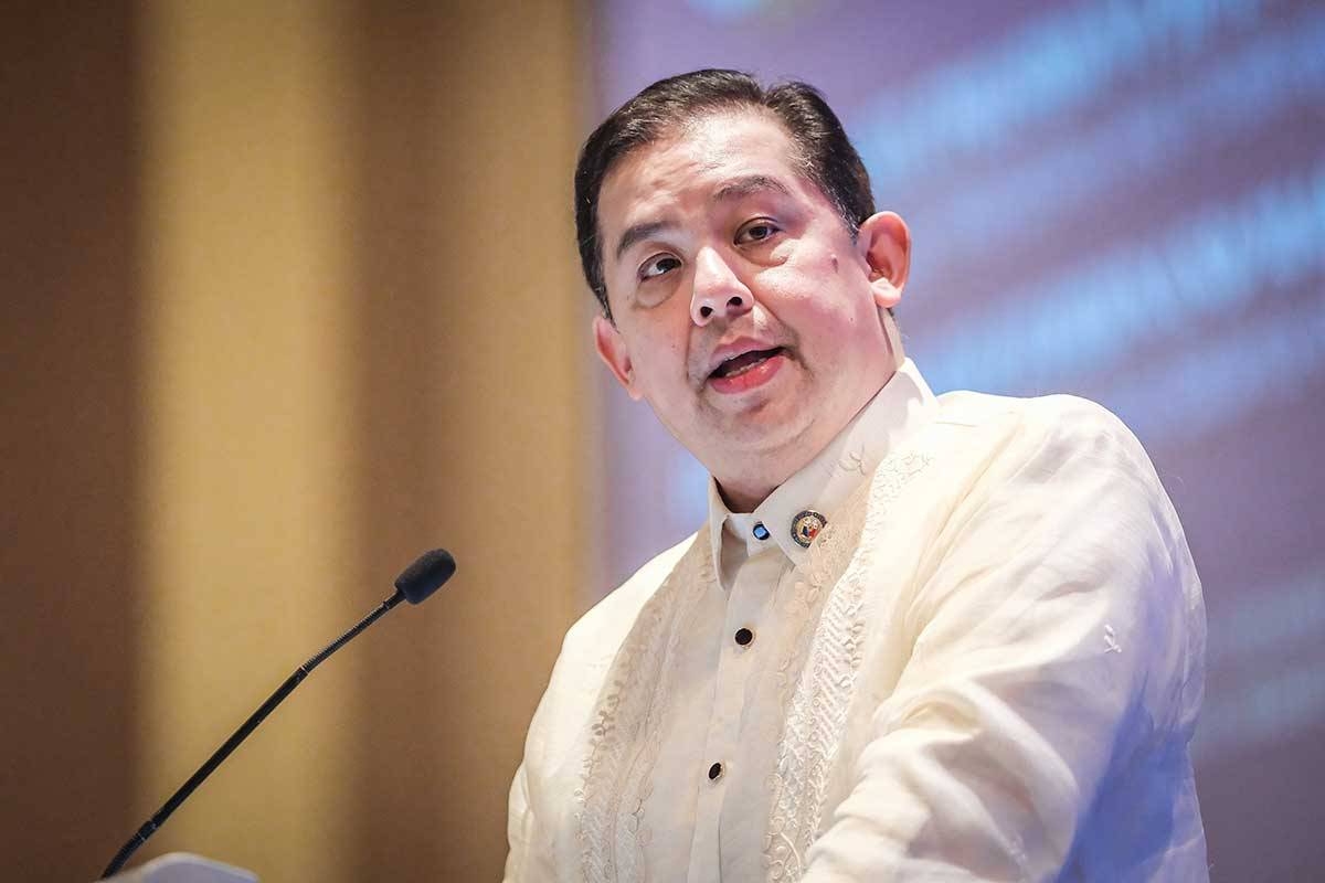 95.3 - ROMUALDEZ, GIPANGHIMAKAK ANG ALEGASYON NGA MIDAWAT OG SUHOL SA ...