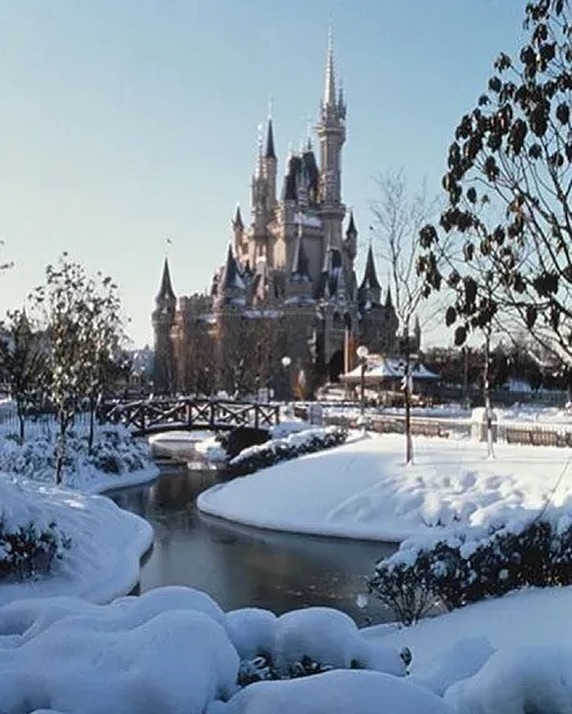 Cinderella Castle covered with snow at Tokyo Disneyland in 1984
