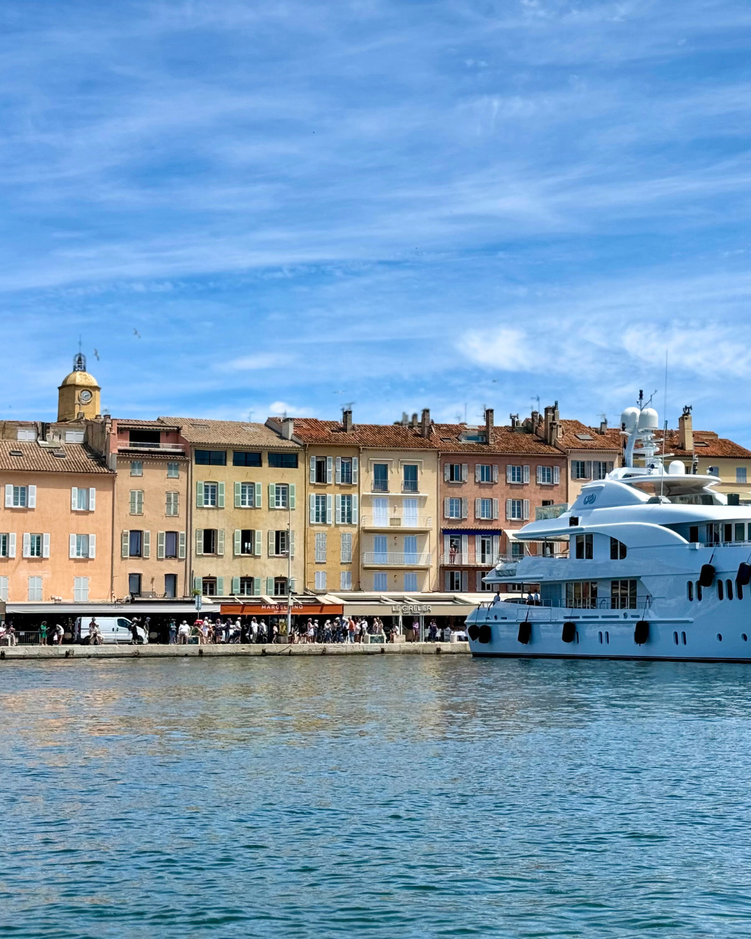 Port - Les couleurs emblématiques du port de Saint-Tropez, ses quais ...