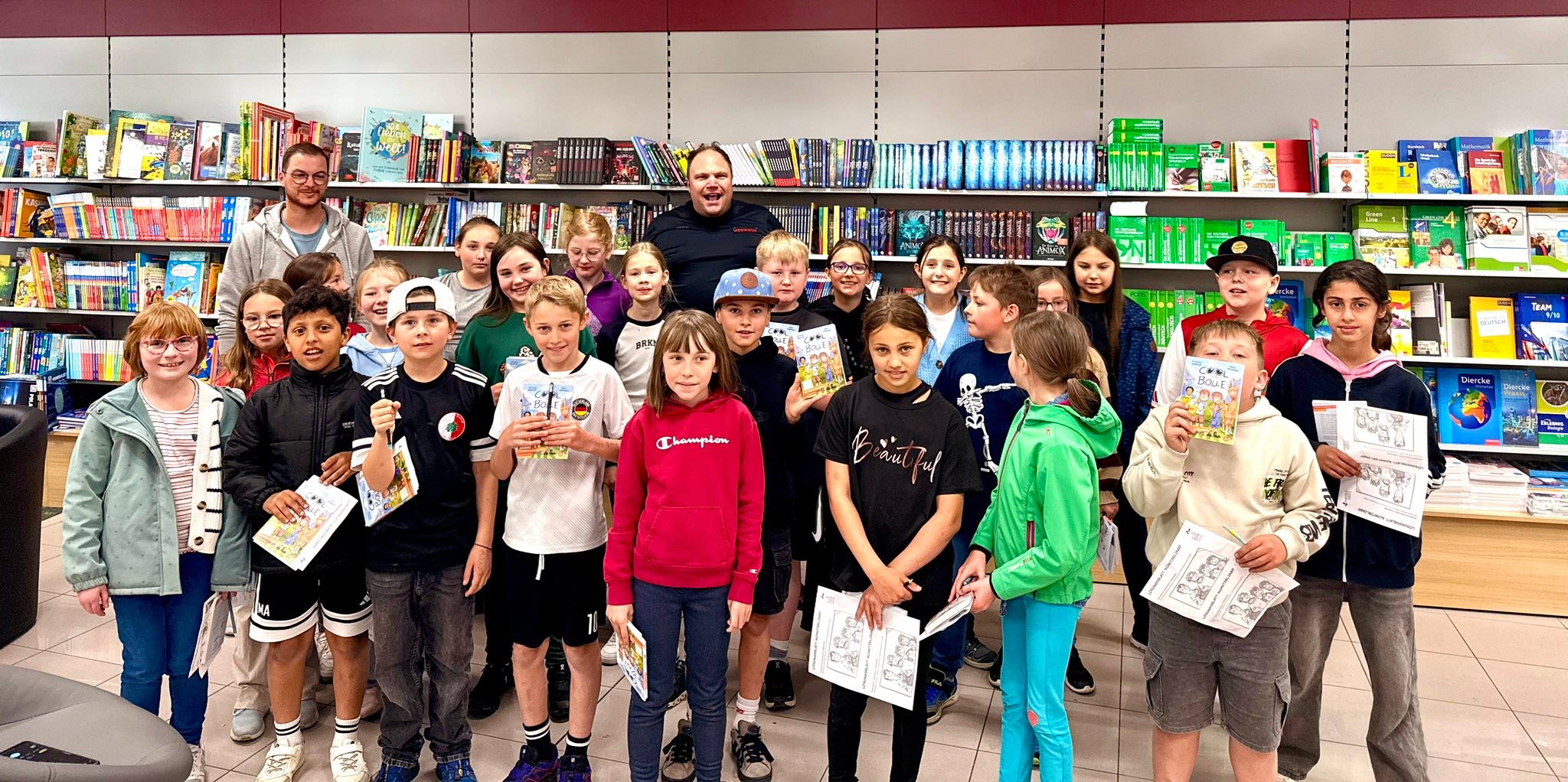 📚✨ Lesefreude pur bei Wegmann Zwiesel! ✨📚 Im Rahmen des Welttags des Buches hatten wir diese Woche wieder viele Klassen zu Besuch – darunter das Gymnasium Zwiesel und die Grundschule Zwiesel! Insge