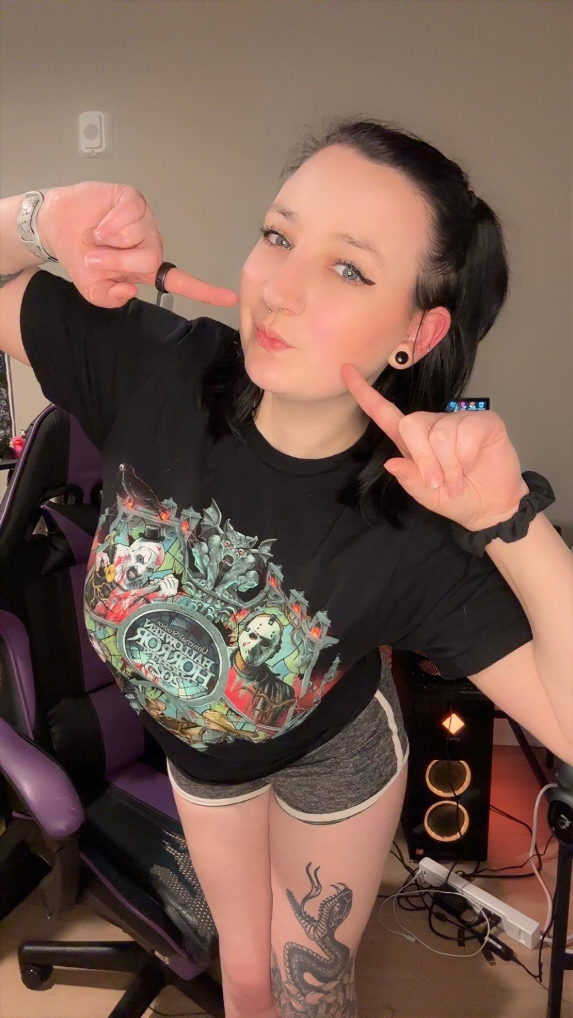 Lilith's live stream: horror games and cozy vibes