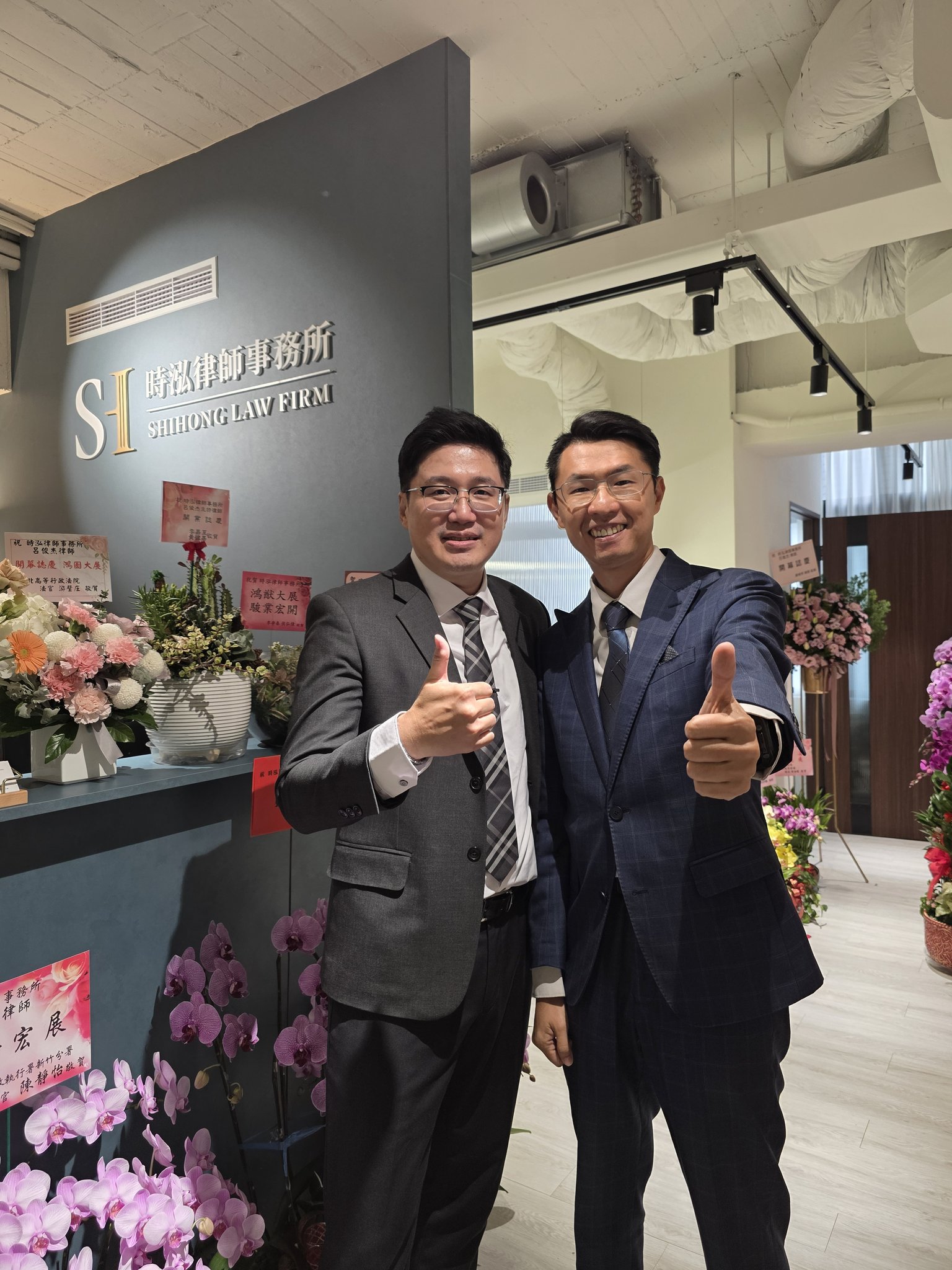 劉韋廷律師 - 今天見證一件美事 與我合署、同學同窗多年的呂俊杰律師，新事務所正式開幕。從檢察官、法官的扎實訓練，到執業後的沉穩與精準，他把 ...