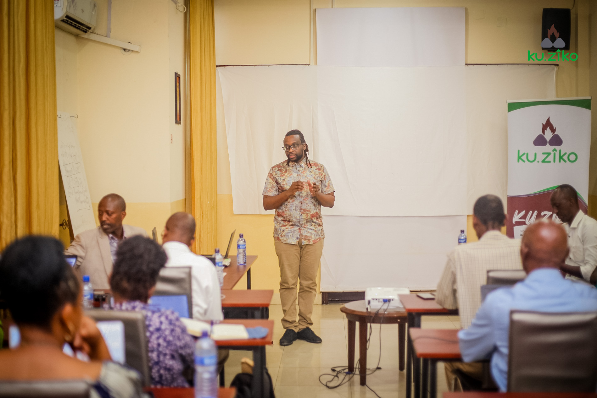 Ku.Zîko - 📚 Umwanditsi akaba n'umumenyeshamakuru Roland... | Facebook