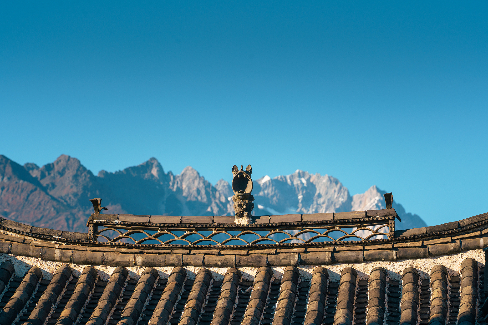 Yunnan's tile cat rooftop guardian