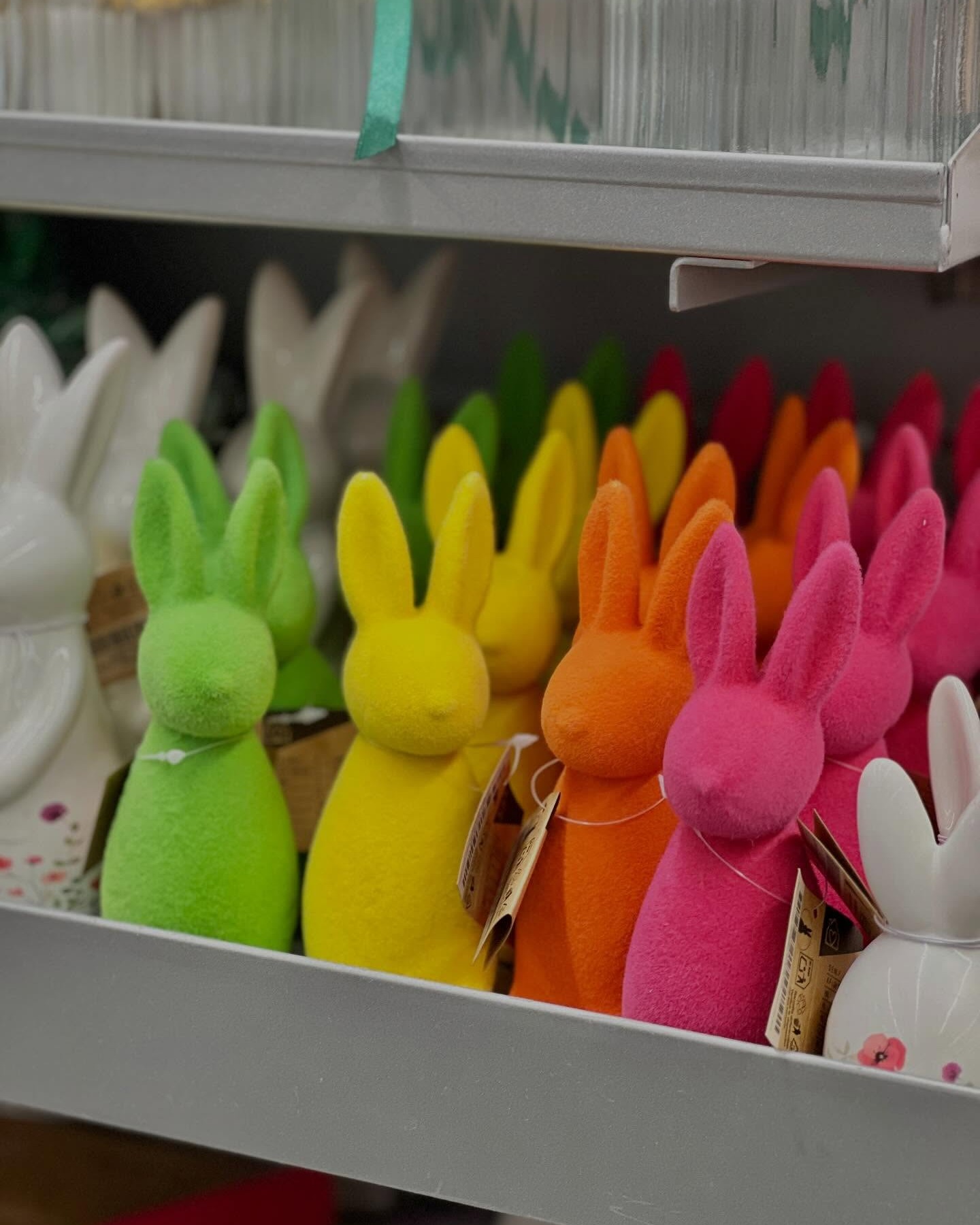 Ostern wird bunt 🩷 Hast du schon unsere bunte Osterdeko gesehen oder bist du eher Fan von schlichteren Designs ? Egal wofür du dich am Ende entscheidest: mit deiner myKiK Vorteilskarte sparst